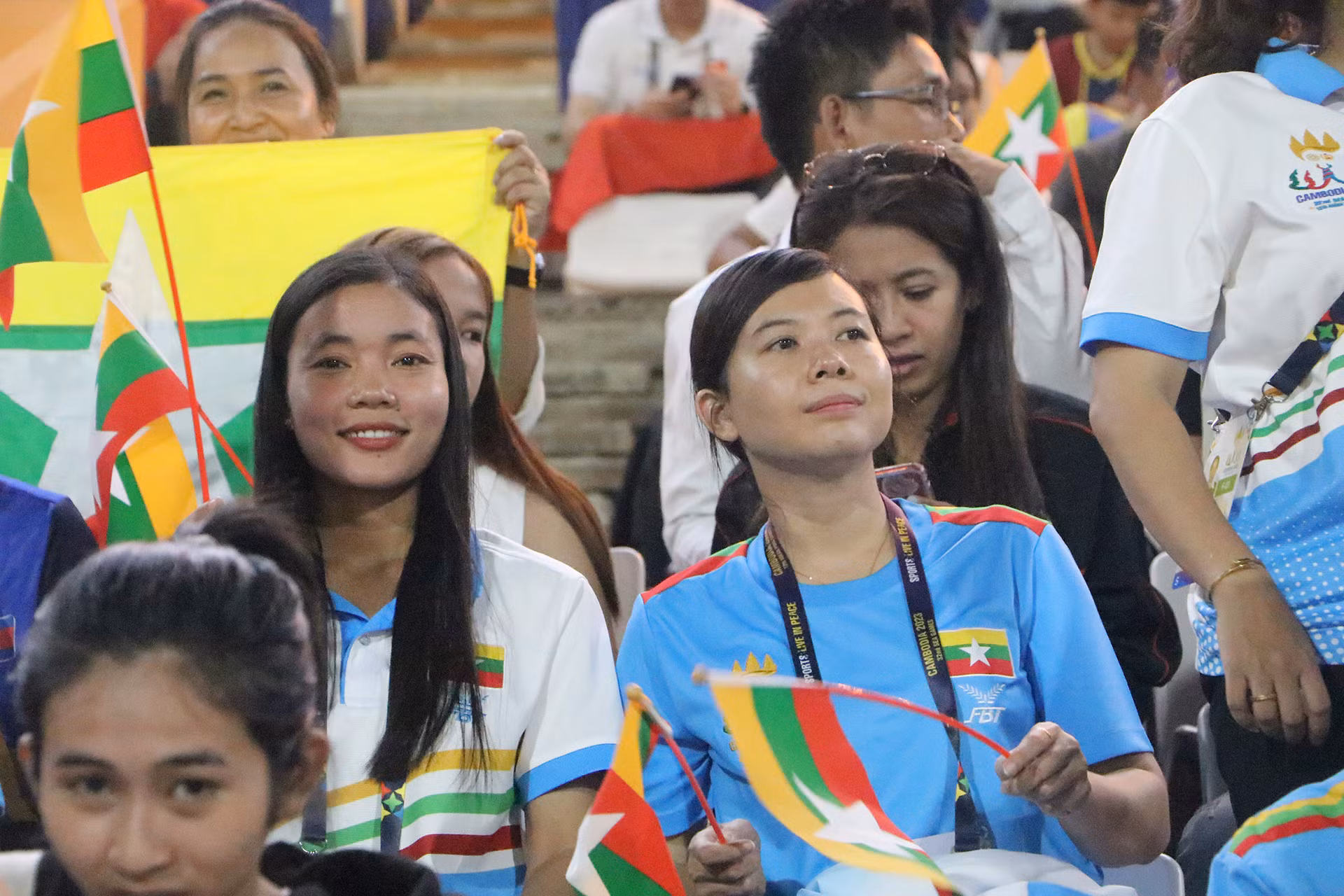 Thiếu nữ Myanmar trên khán đài.