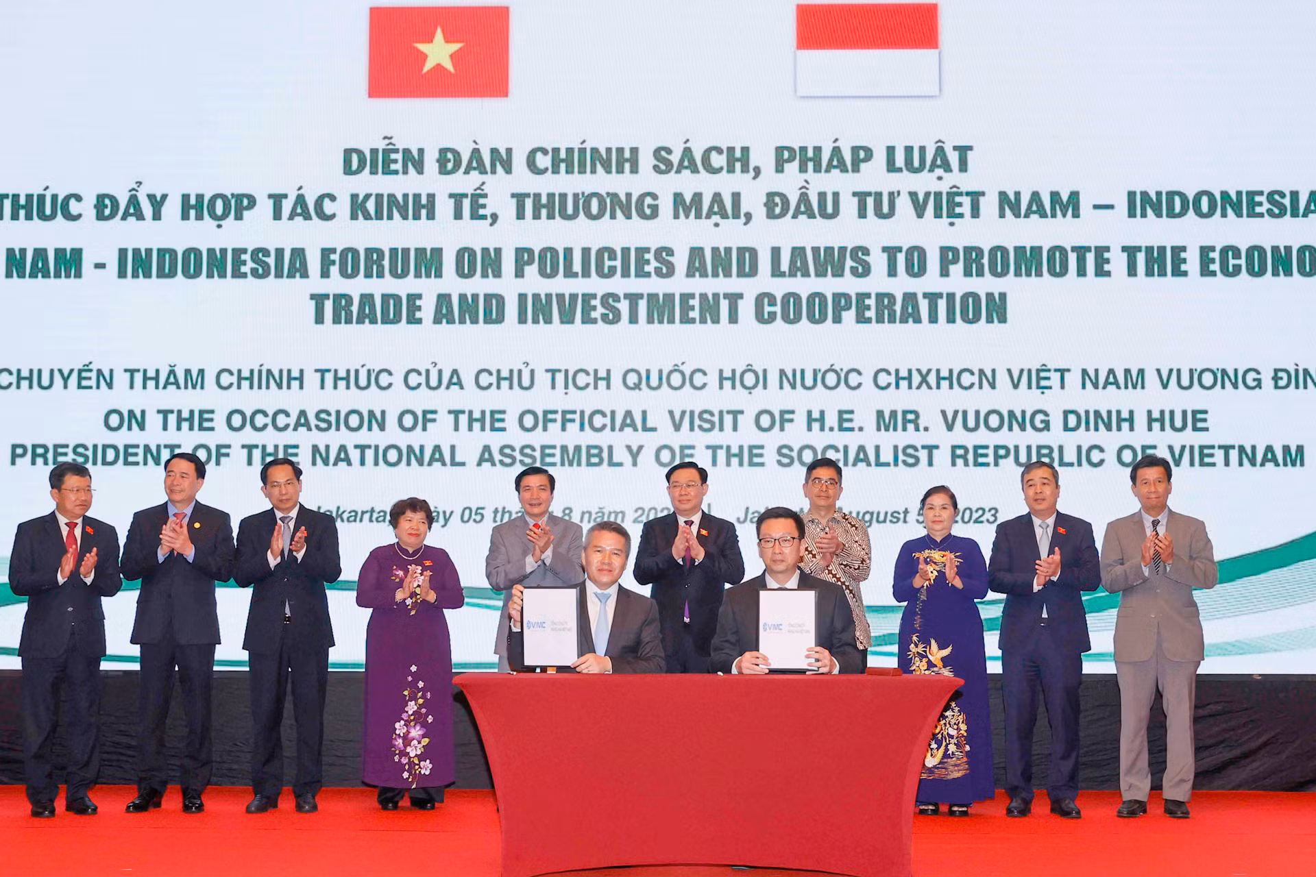 Chủ tịch Quốc hội Vương Đình Huệ chứng kiến Lễ ký kết thoả thuận hợp tác giữa doanh nghiệp Việt Nam và doanh nghiệp Indonesia. (Ảnh: Doãn Tấn) Chủ tịch Quốc hội Vương Đình Huệ chứng kiến Lễ ký kết thoả thuận hợp tác giữa doanh nghiệp Việt Nam và doanh nghiệp Indonesia. (Ảnh: Doãn Tấn)