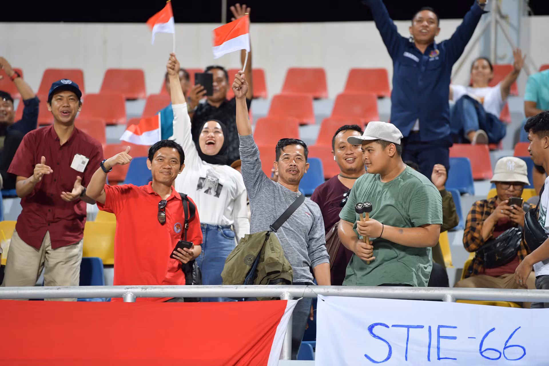 Cổ động viên "tiếp lửa" cho U23 Indonesia.