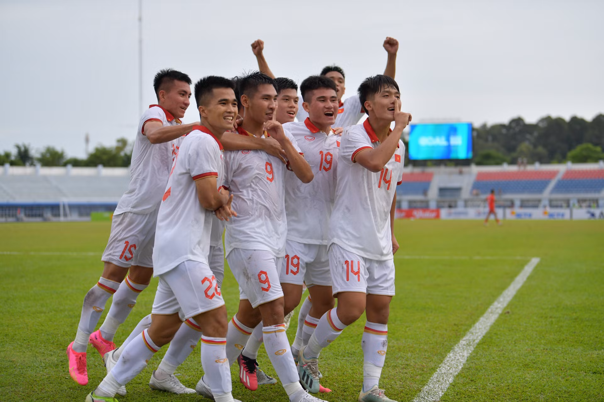 Các thành viên U23 Việt Nam ăn mừng bàn thắng gần như ấn định chiến thắng.