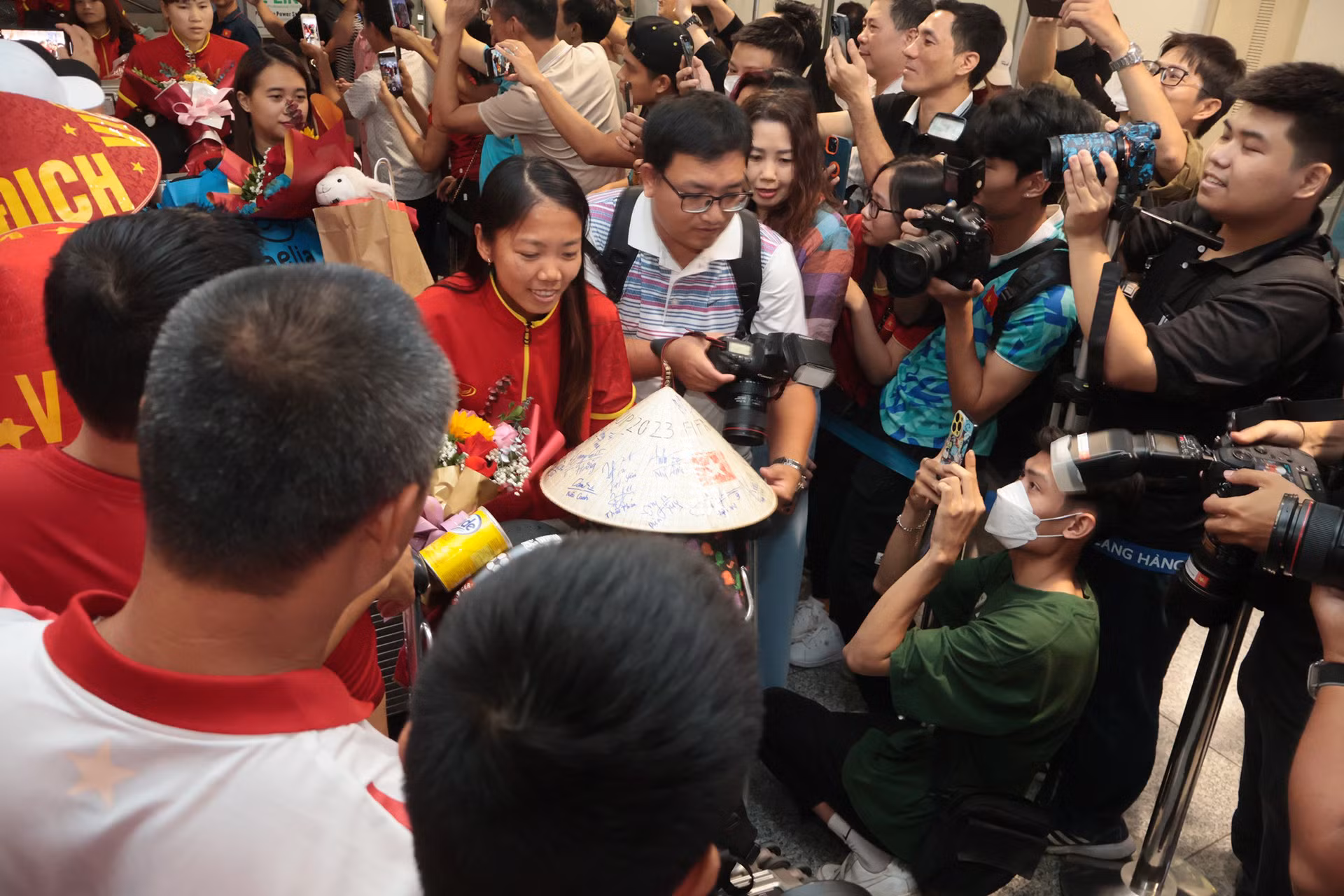 Huỳnh Như cùng các đồng đội được vây kín bởi báo chí và người hâm mộ.
