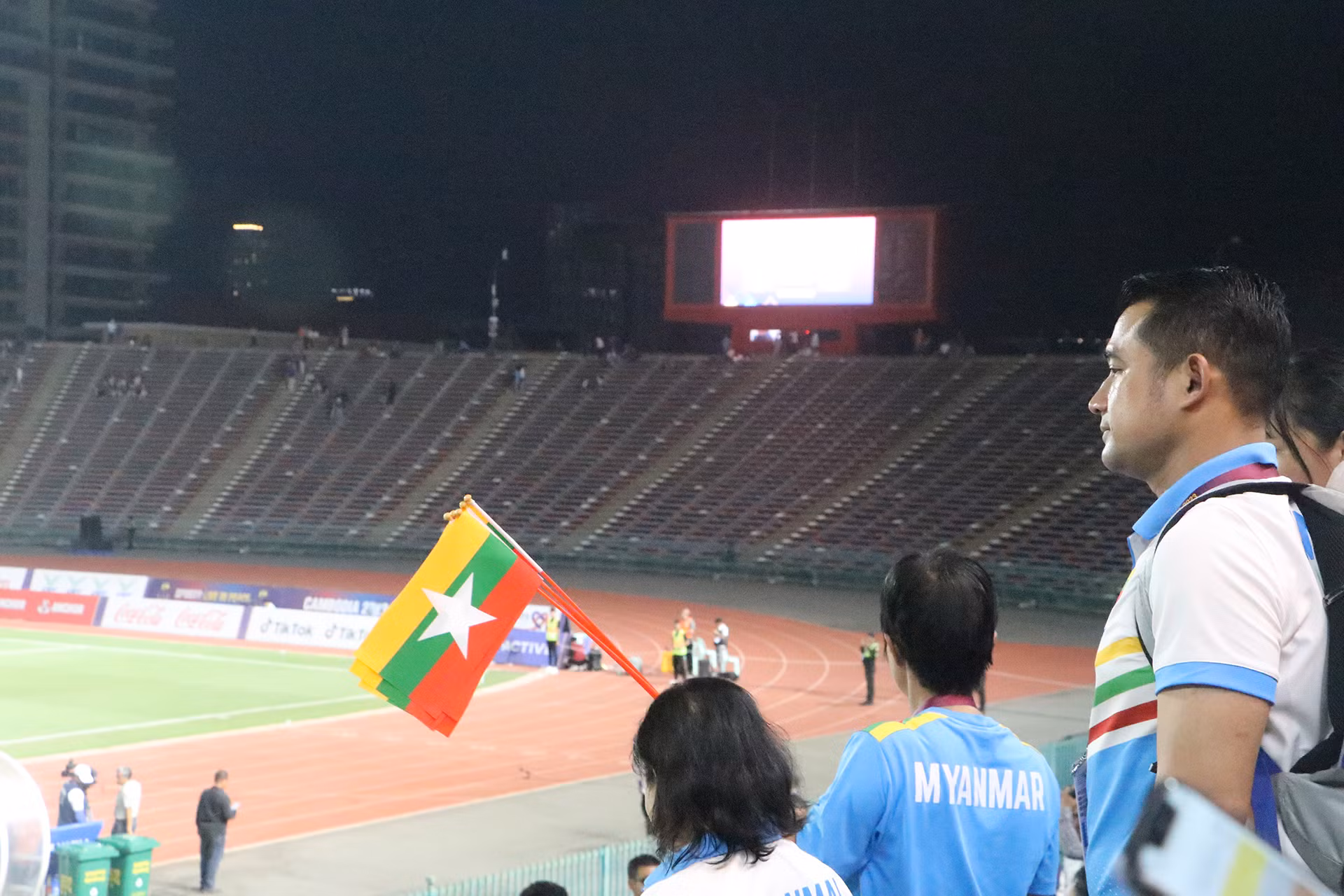 Nhiều cổ động viên Myanmar tỏ ra tiếc nuối dù biết đội nhà khó có thể giành chiến thắng trong cuộc đua ngôi vô địch với đội bóng nữ mạnh nhất Đông Nam Á trong nhiều năm qua.