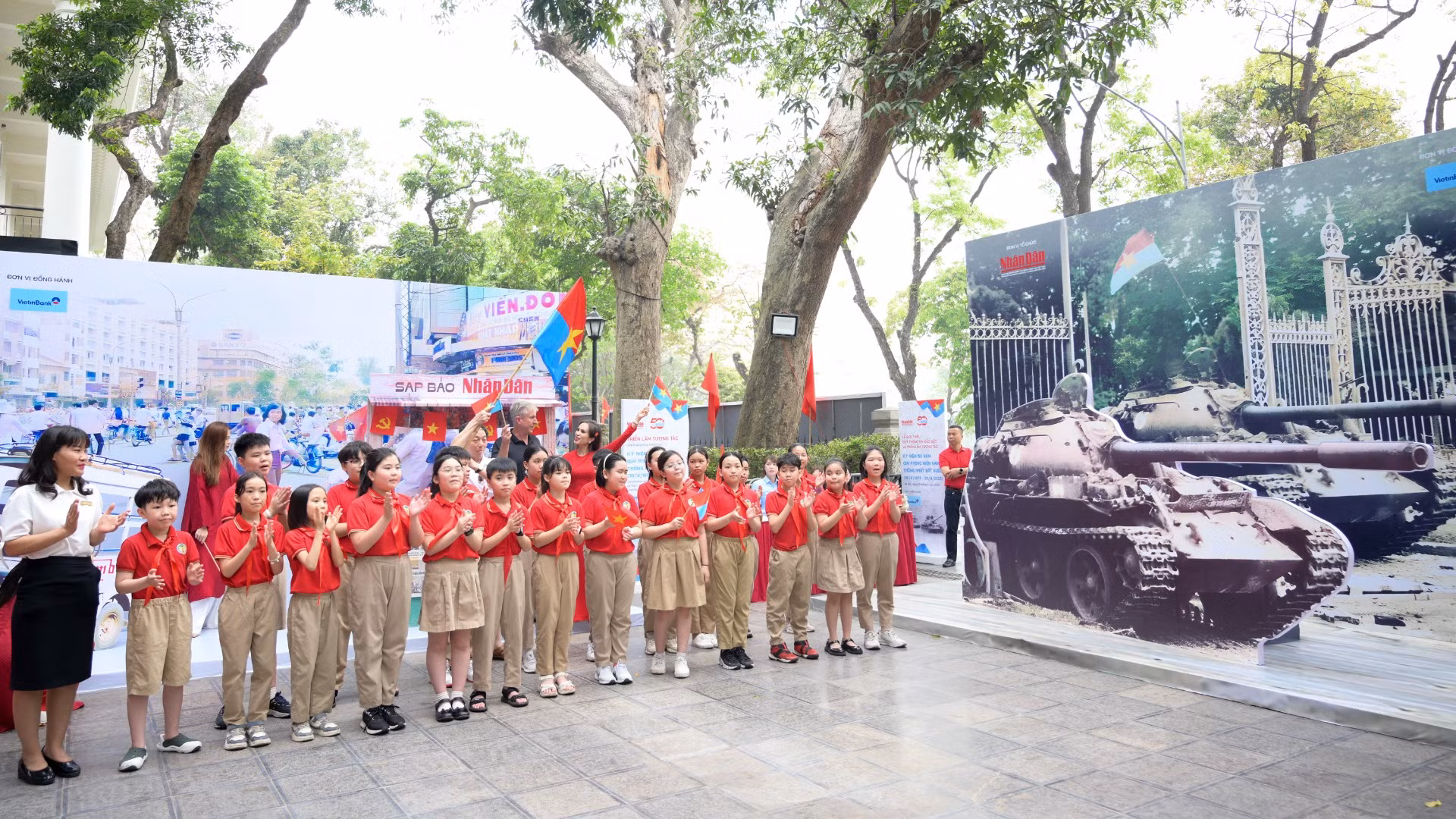 Học sinh Trường tiểu học Tràng An ( Hoàn Kiếm, Hà Nội) hào hứng tại triển lãm.