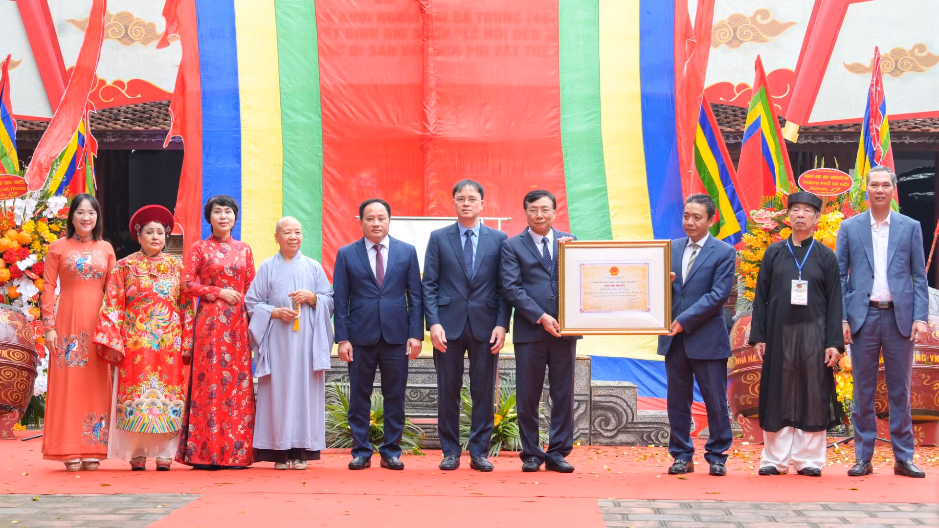 Thứ trưởng Văn hóa, Thể thao và Du lịch Hoàng Đạo Cương trao Quyết định ghi danh Di sản văn hóa phi vật thể quốc gia Lễ hội đền Hai Bà Trưng cho đại diện quận Hai Bà Trưng và các phường Đồng Nhân, Bạch Đằng.