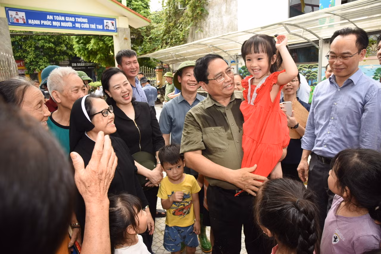 Thủ tướng Phạm Minh Chính thăm hỏi giáo viên và học sinh trường Mầm non Ánh Dương. Thủ tướng Phạm Minh Chính thăm hỏi giáo viên và học sinh trường Mầm non Ánh Dương.