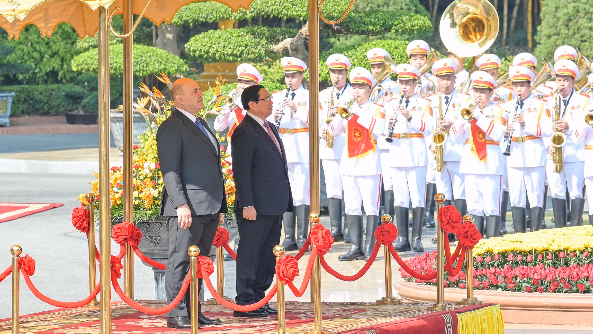 Thủ tướng Phạm Minh Chính và Thủ tướng Chính phủ Liên bang Nga Mikhail Vladimirovich Mishustin trên bục danh dự.