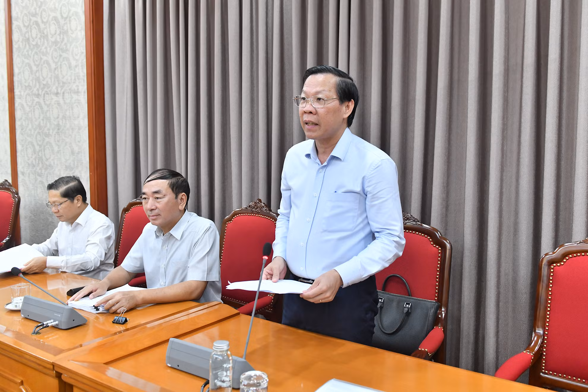 Chủ tịch UBND Thành phố Hồ Chí Minh Phan Văn Mãi trình bày báo cáo tại cuộc họp.