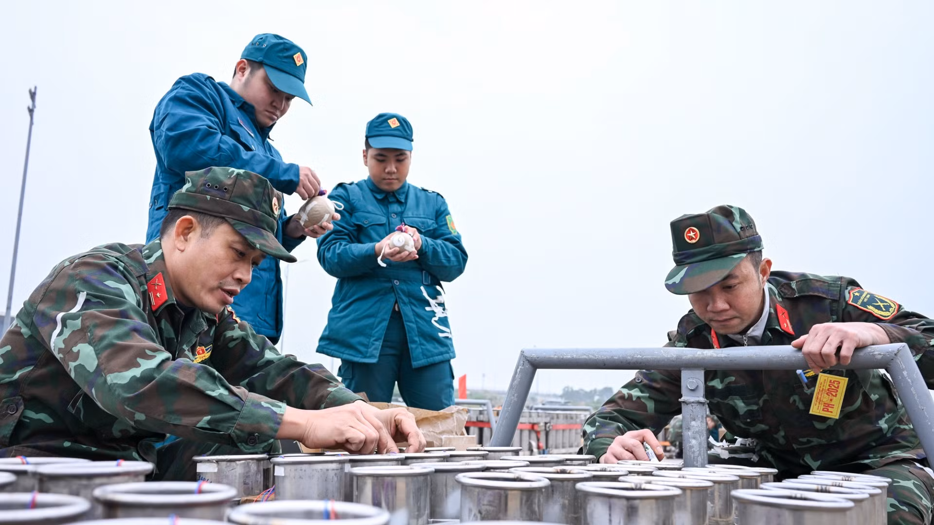 Lực lượng chức năng sẵn sàng tại trận địa bắn pháo hoa số 3 tại quận Nam Từ Liêm (đường đua F1, phường Phú Đô).