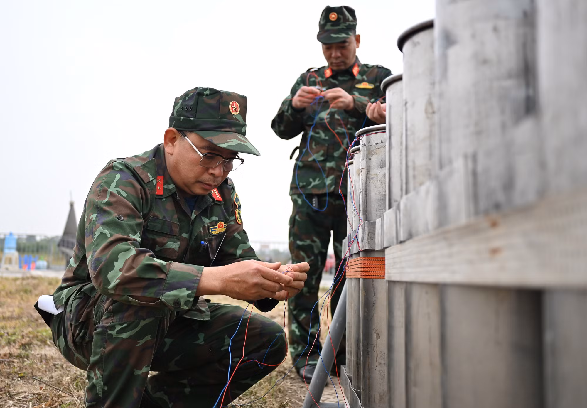 Đạn pháo hoa sử dụng kíp điện để kích hoạt.