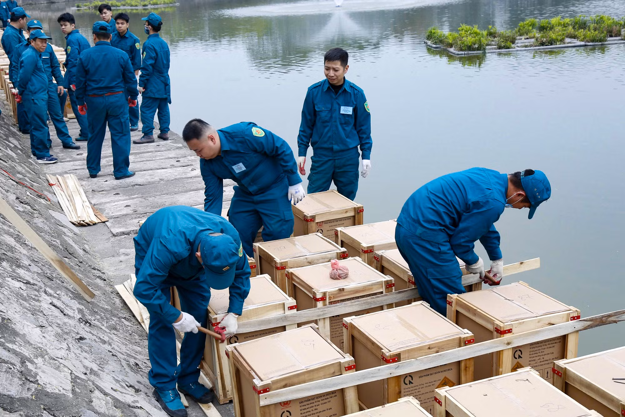 Các giàn pháo hoa tầm thấp sau khi đưa tới vị trí bắn sẽ được nẹp chặt cố định tại hồ Văn Quán (Hà Đông).