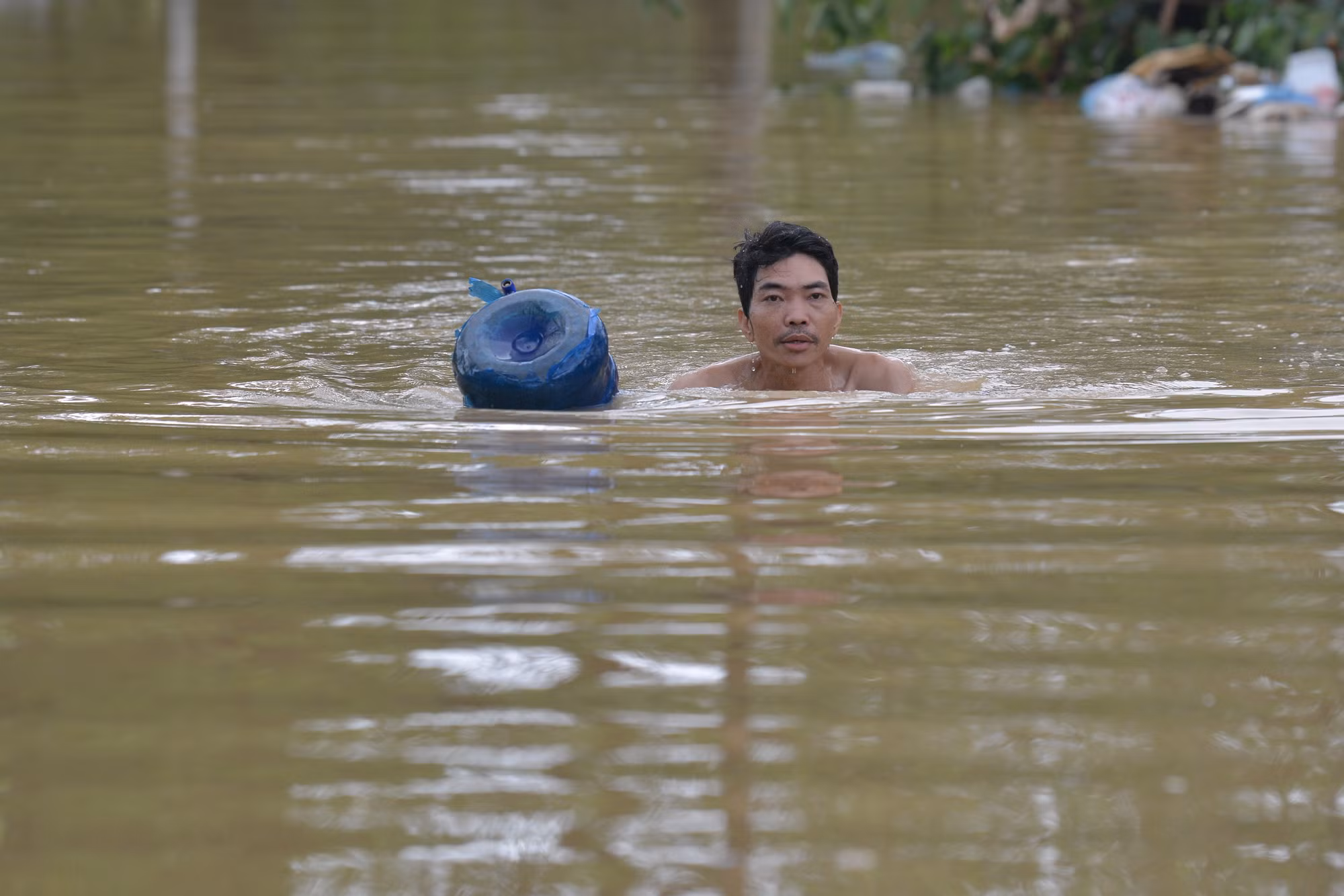 Một người dân ở gần chọn phương án bơi vào vì đợi thuyền quá lâu. Một người dân ở gần chọn phương án bơi vào vì đợi thuyền quá lâu.