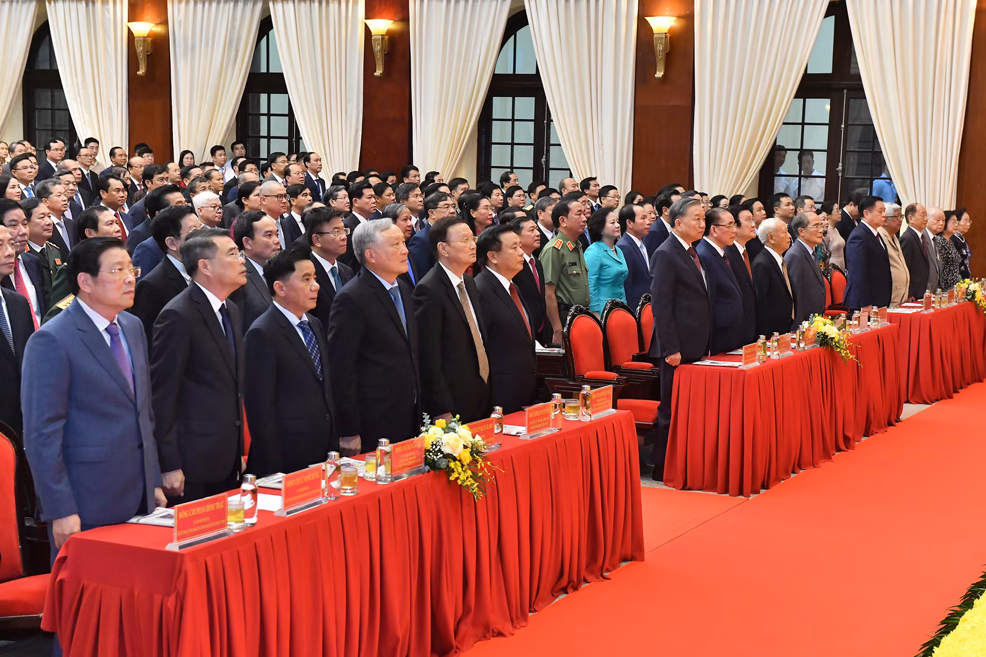 Tổng Bí thư, Chủ tịch nước Tô Lâm cùng các đồng chí lãnh đạo, nguyên lãnh đạo Đảng, Nhà nước thực hiện nghi lễ chào cờ. Tổng Bí thư, Chủ tịch nước Tô Lâm cùng các đồng chí lãnh đạo, nguyên lãnh đạo Đảng, Nhà nước thực hiện nghi lễ chào cờ.