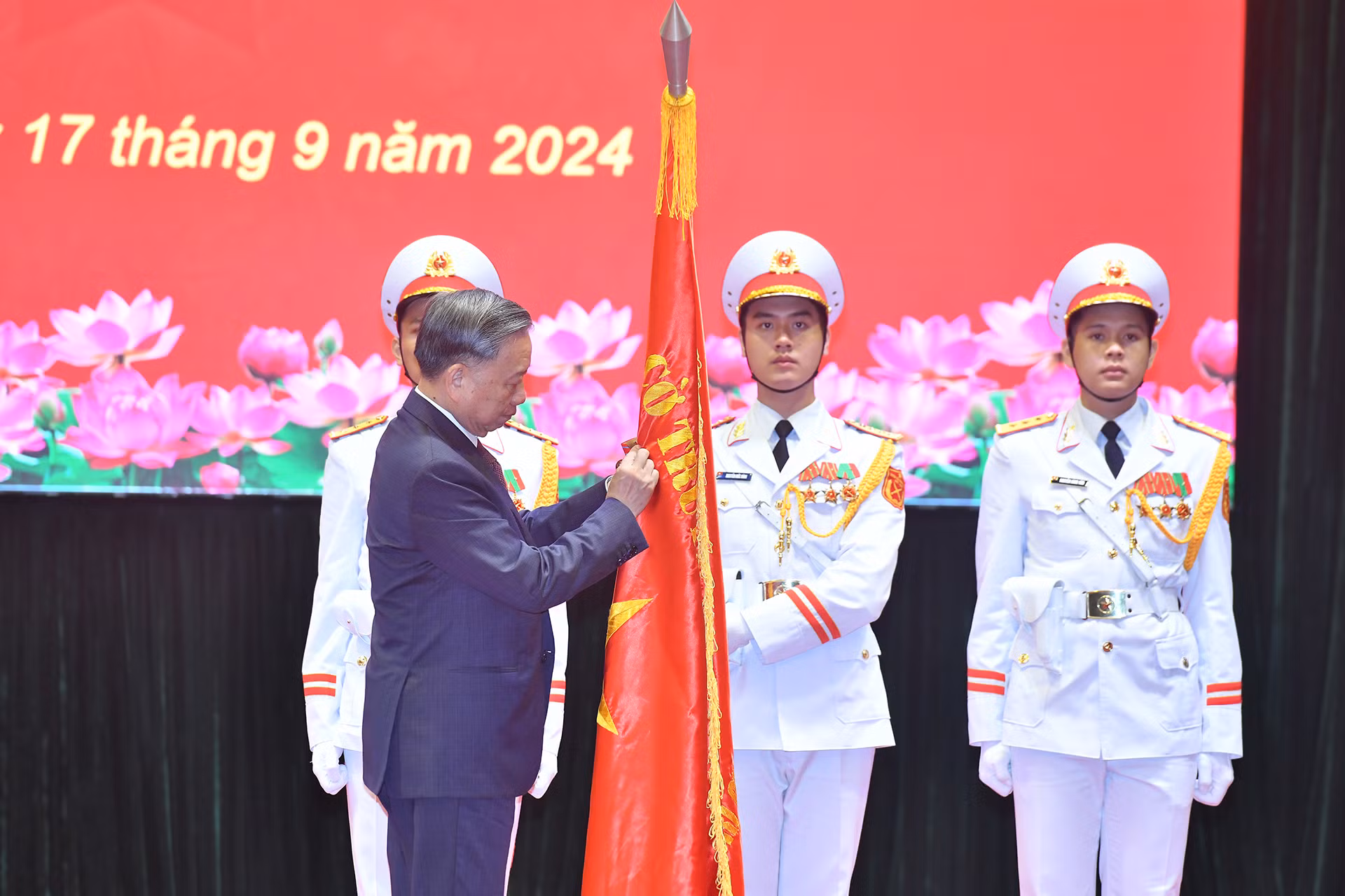Tổng Bí thư, Chủ tịch nước Tô Lâm trao Huân chương Lao động hạng Nhất, tặng Học viện Chính trị quốc gia Hồ Chí Minh. Tổng Bí thư, Chủ tịch nước Tô Lâm trao Huân chương Lao động hạng Nhất, tặng Học viện Chính trị quốc gia Hồ Chí Minh.