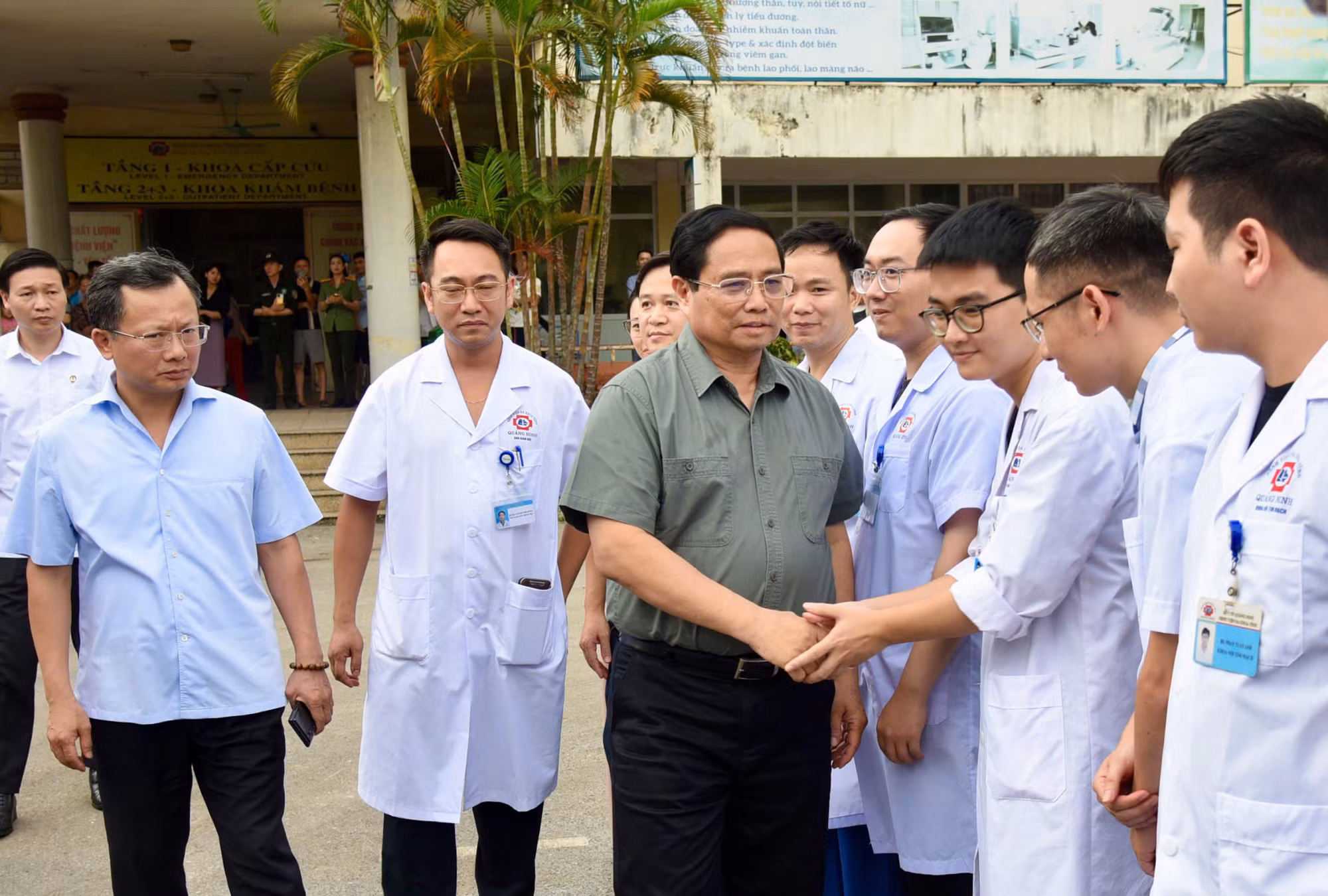 Thủ tướng Phạm Minh Chính động viên y, bác sĩ Bệnh viện đa khoa tỉnh Quảng Ninh. Thủ tướng Phạm Minh Chính động viên y, bác sĩ Bệnh viện đa khoa tỉnh Quảng Ninh.