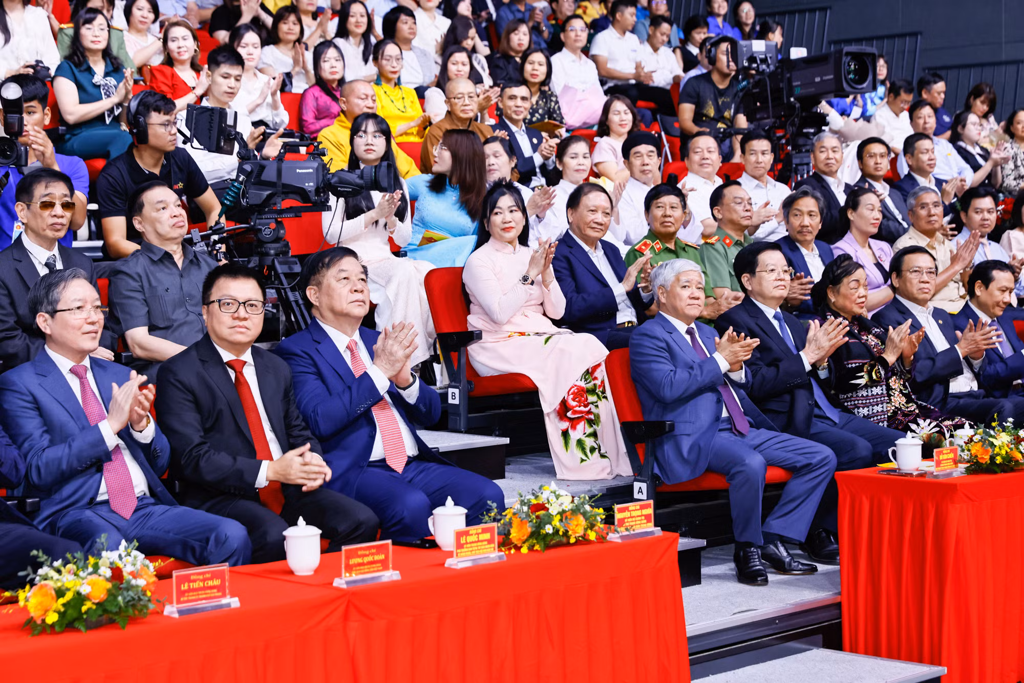 Các đồng chí lãnh đạo, nguyên lãnh đạo Đảng, Nhà nước dự buổi lễ.