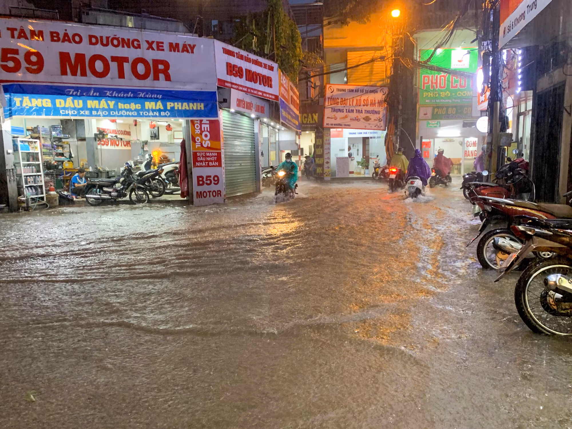 Phố Khương Trung nước ngập tràn vào cả một số nhà.