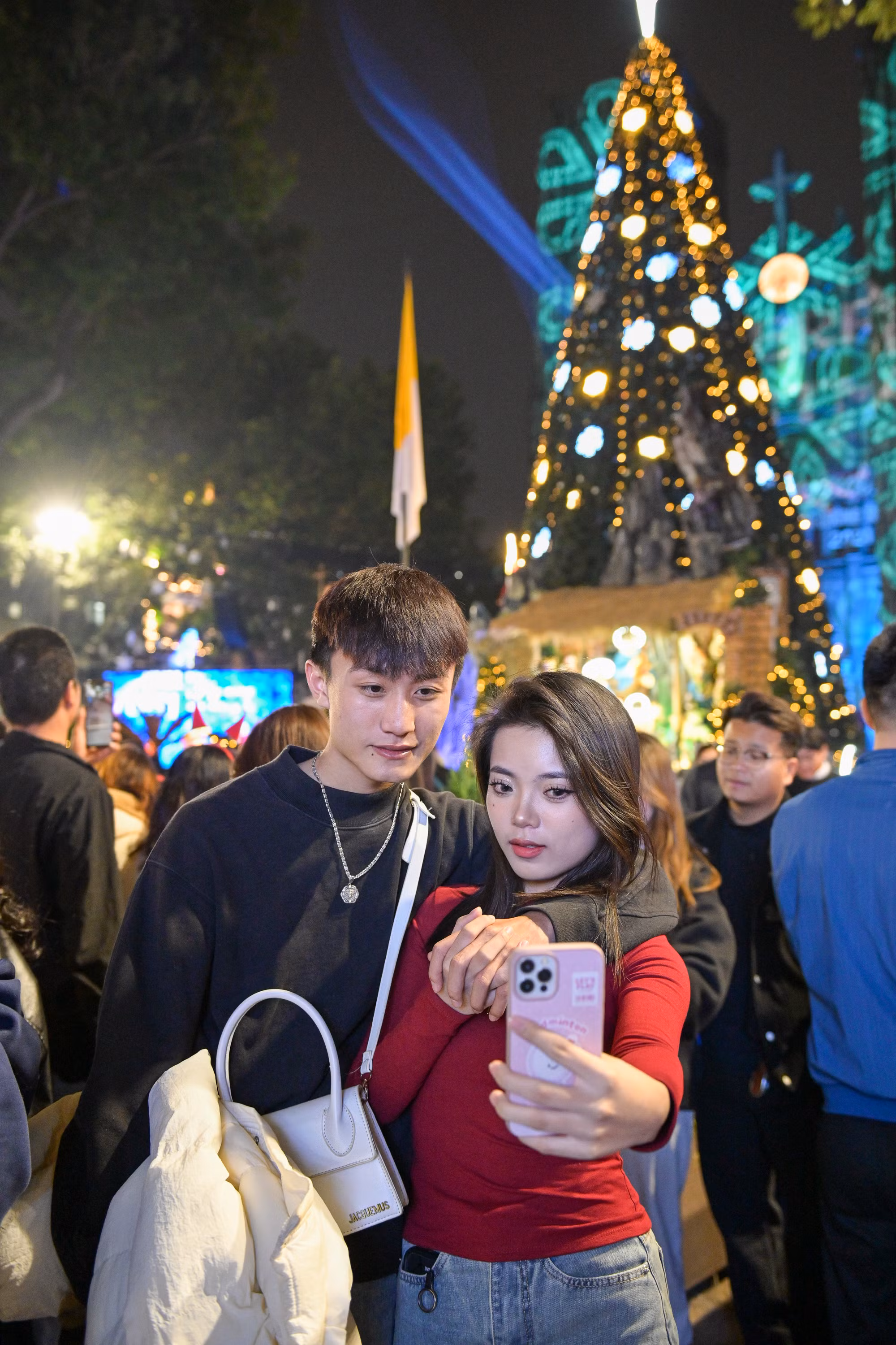Nhiều bạn trẻ lên phố từ sớm, tìm một chỗ để "check-in" tại Nhà thờ Lớn.