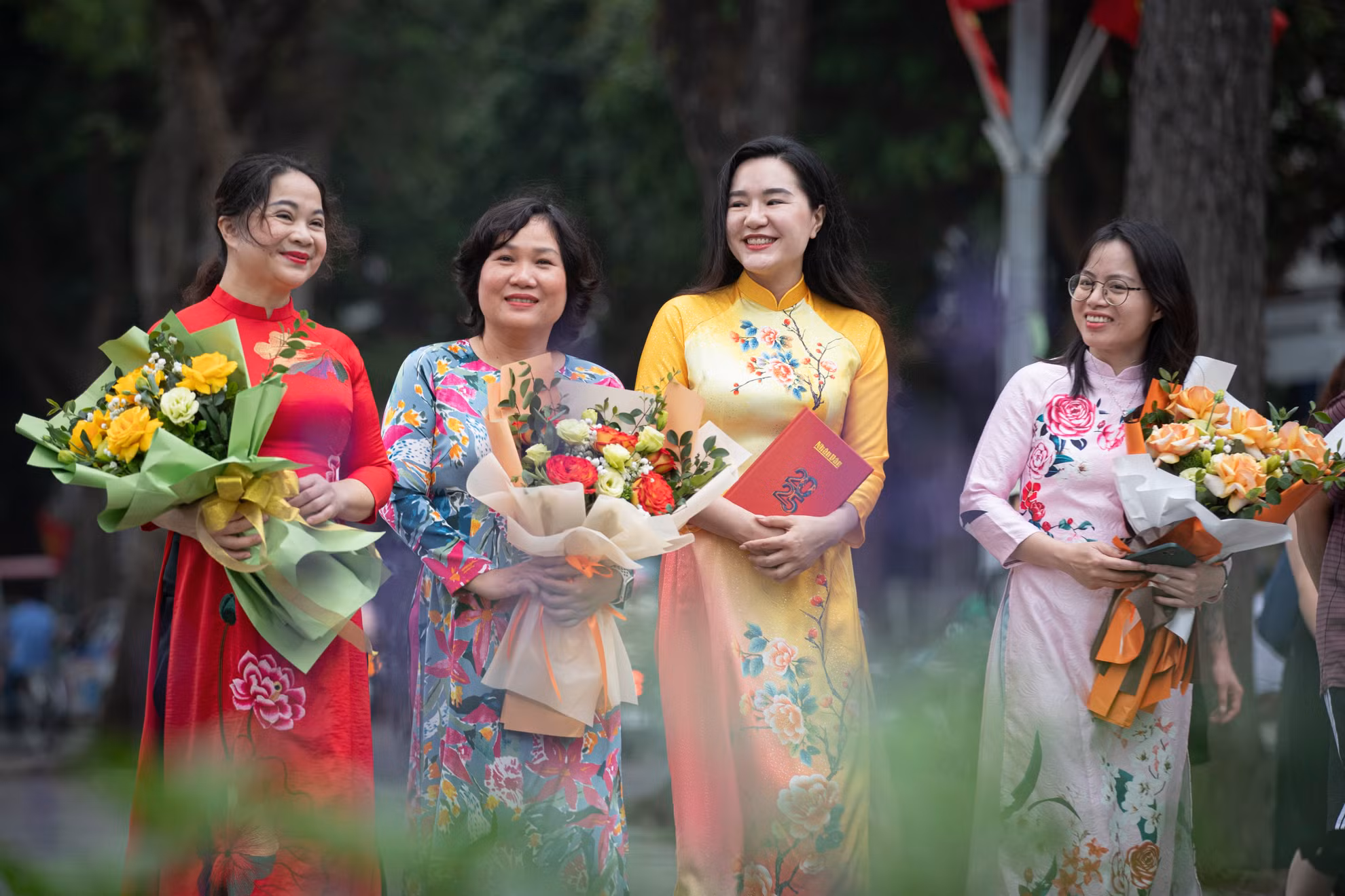 Trang phục áo dài đã được chị em lựa chọn thay thế trang phục hằng ngày để hưởng ứng “Tuần lễ áo dài Việt Nam” từ ngày 1/3 đến 8/3 do Trung ương Hội Liên hiệp Phụ Nữ Việt Nam phát động.