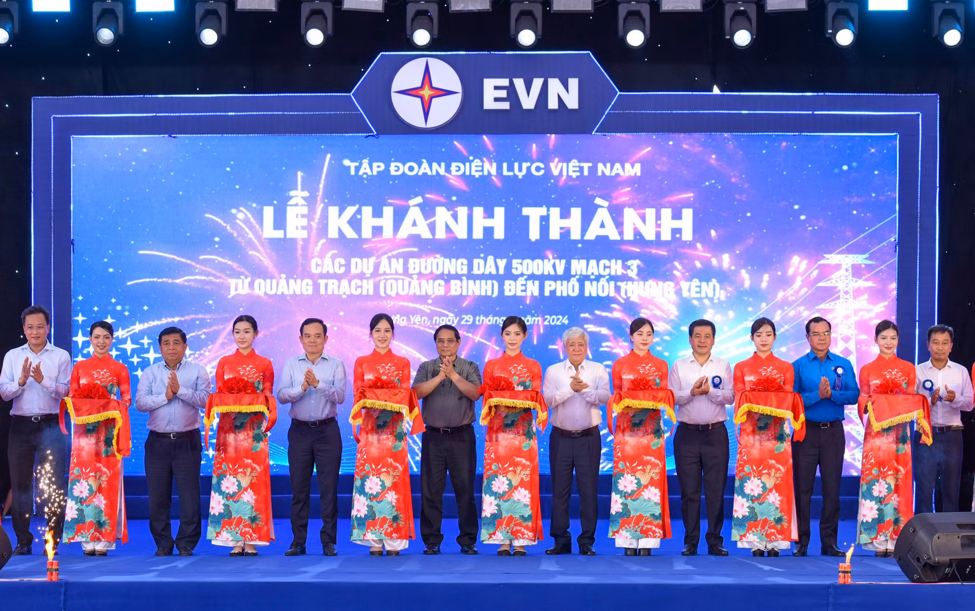 Thủ tướng Phạm Minh Chính cùng đại biểu thực hiện nghi thức cắt băng khánh thành các dự án đường dây 500kV mạch 3. Thủ tướng Phạm Minh Chính cùng đại biểu thực hiện nghi thức cắt băng khánh thành các dự án đường dây 500kV mạch 3.