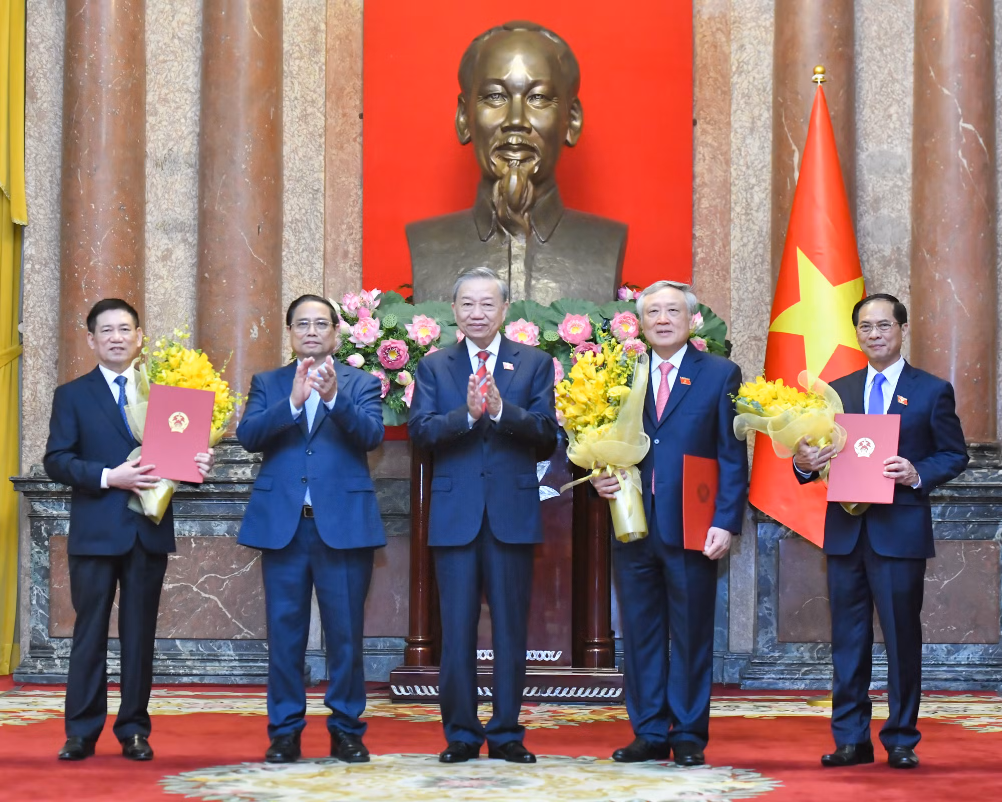 Tổng Bí thư, Chủ tịch nước Tô Lâm trao Quyết định bổ nhiệm, Thủ tướng Phạm Minh Chính tặng hoa chúc mừng các Phó Thủ tướng: Nguyễn Hòa Bình, Bùi Thanh Sơn và Hồ Đức Phớc.