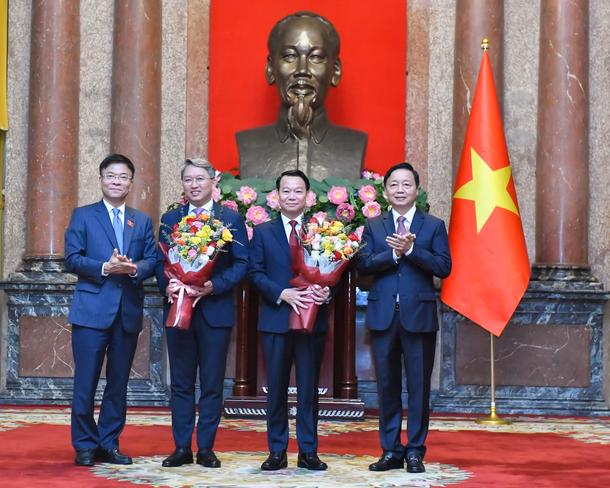 Các đồng chí lãnh đạo Đảng, Nhà nước chúc mừng 2 tân Bộ trưởng.