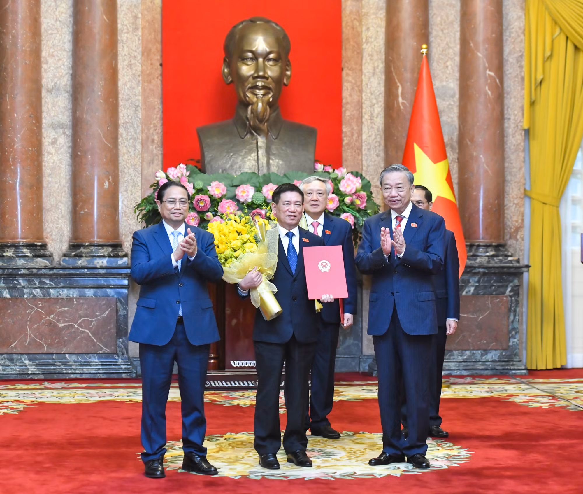 Tổng Bí thư, Chủ tịch nước Tô Lâm trao Quyết định bổ nhiệm Phó Thủ tướng cho đồng chí Hồ Đức Phớc.