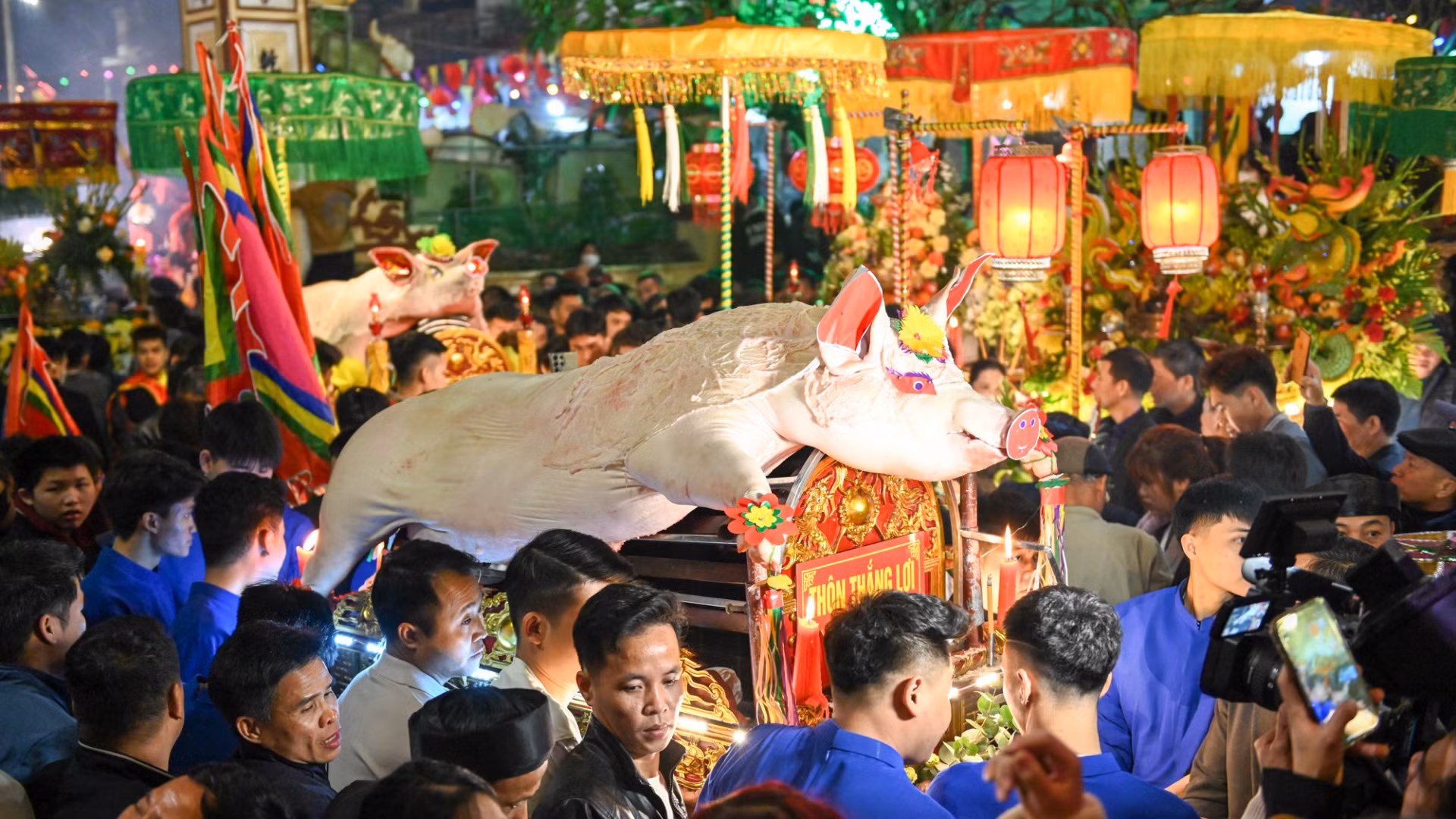 Vào 21 giờ tối ngày 10/2 (13 tháng Giêng Ất Tỵ), "ông lợn" được khiêng vào đình La Phù để chuẩn bị làm lễ tế.