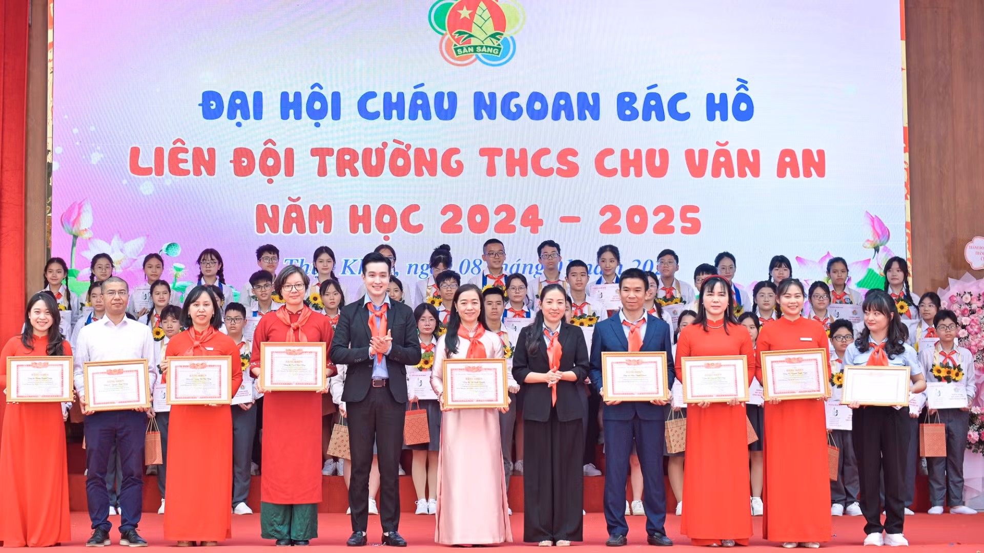 Thành đoàn-Hội đồng Đội Thành phố Hà Nội trao tặng Bằng khen và Giấy chứng nhận cho các cá nhân và tập thể tiêu biểu có thành tích xuất sắc trong công tác tổ chức Mô hình điểm Đại hội Cháu ngoan Bác Hồ, khối THCS năm học 2024-2025.