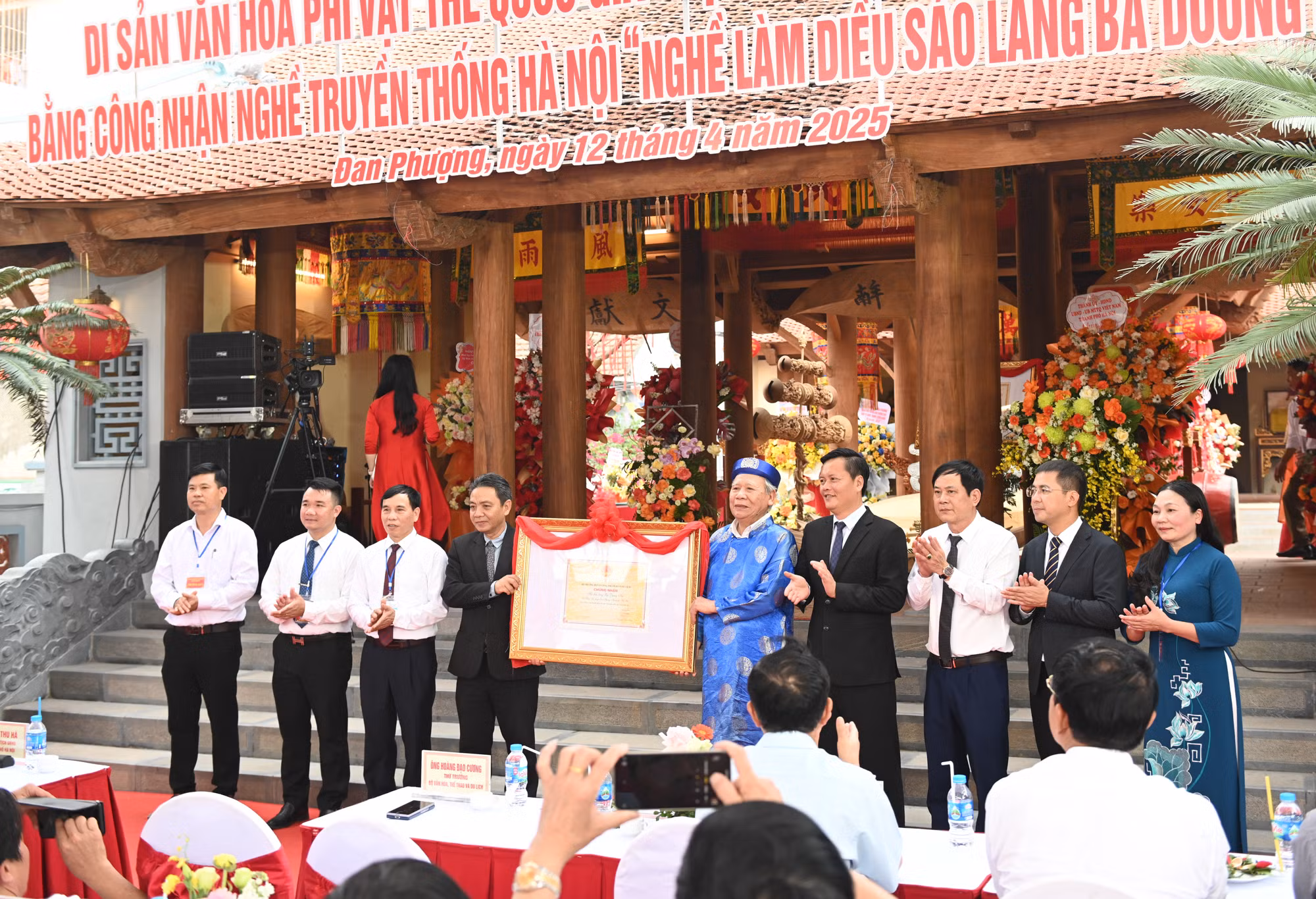 Thứ trưởng Văn hóa, thể thao và du lịch Hoàng Đạo Cương trao quyết định công nhận di sản văn hóa phi vật thể quốc gia "Hội điều làng Bá Dương Nội".