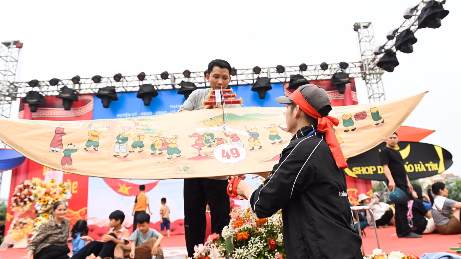 Con diều đủ tiêu chuẩn được đánh số thứ tự, chuẩn bị tham gia thi.