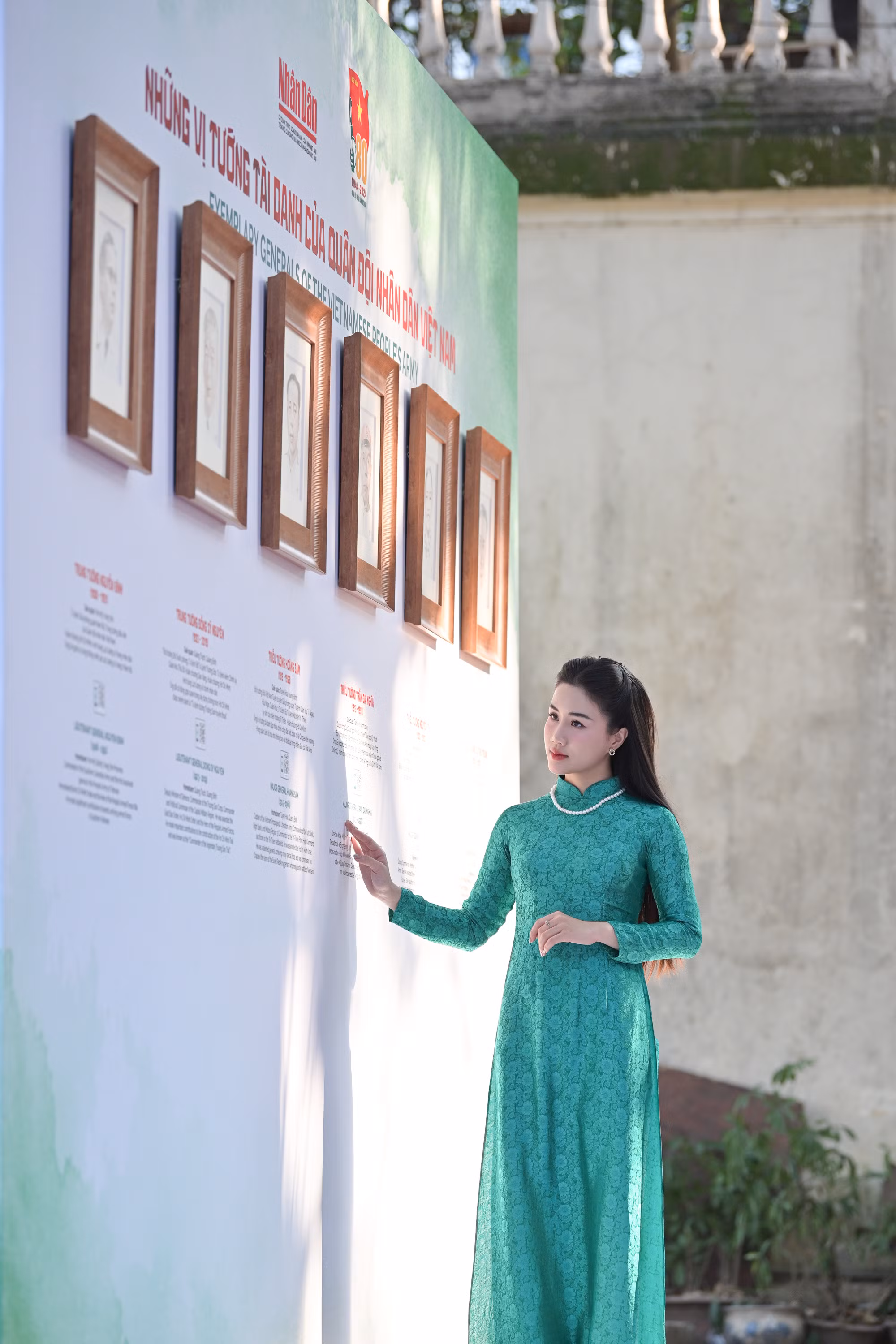 Nhiều bạn trẻ với trang phục áo dài đến triển lãm tương tác “Những trận đánh nổi tiếng, những vị tướng tài danh”.