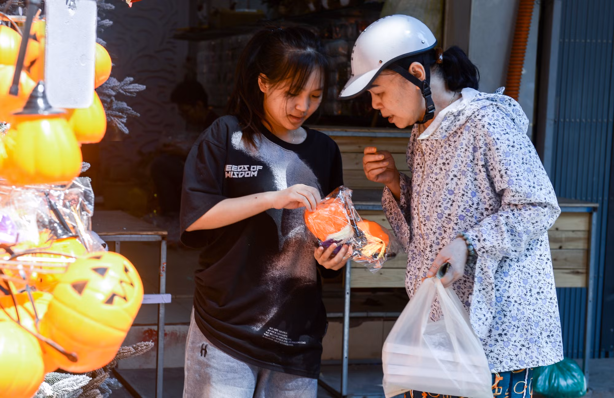 [Ảnh] Phố Hàng Mã khác lạ trước Lễ Halloween ảnh 8