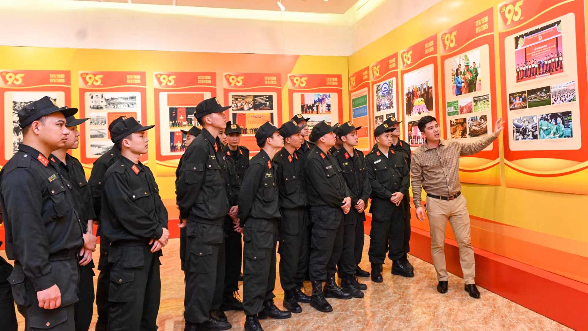 Đoàn viên Phòng Cảnh sát cơ động - Công an thành phố Hà Nội tại triển lãm.