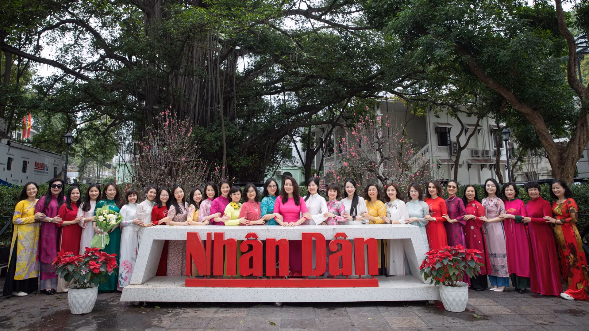 Nữ cán bộ, người lao động Báo Nhân Dân hưởng ứng “Tuần lễ áo dài”.
