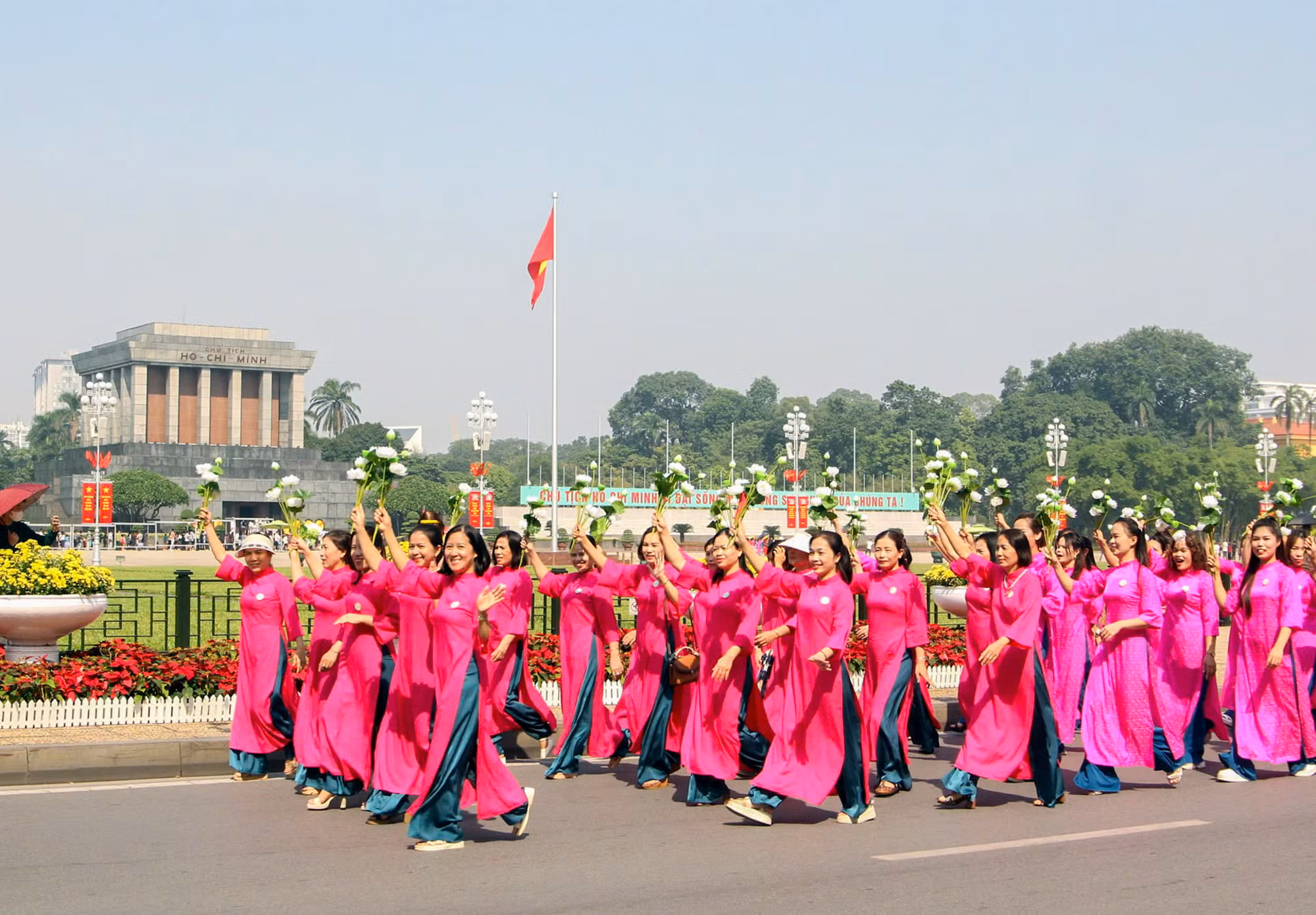Đoàn phụ nữ diễu hành qua khu vực Lăng Chủ tịch Hồ Chí Minh. Đoàn phụ nữ diễu hành qua khu vực Lăng Chủ tịch Hồ Chí Minh.