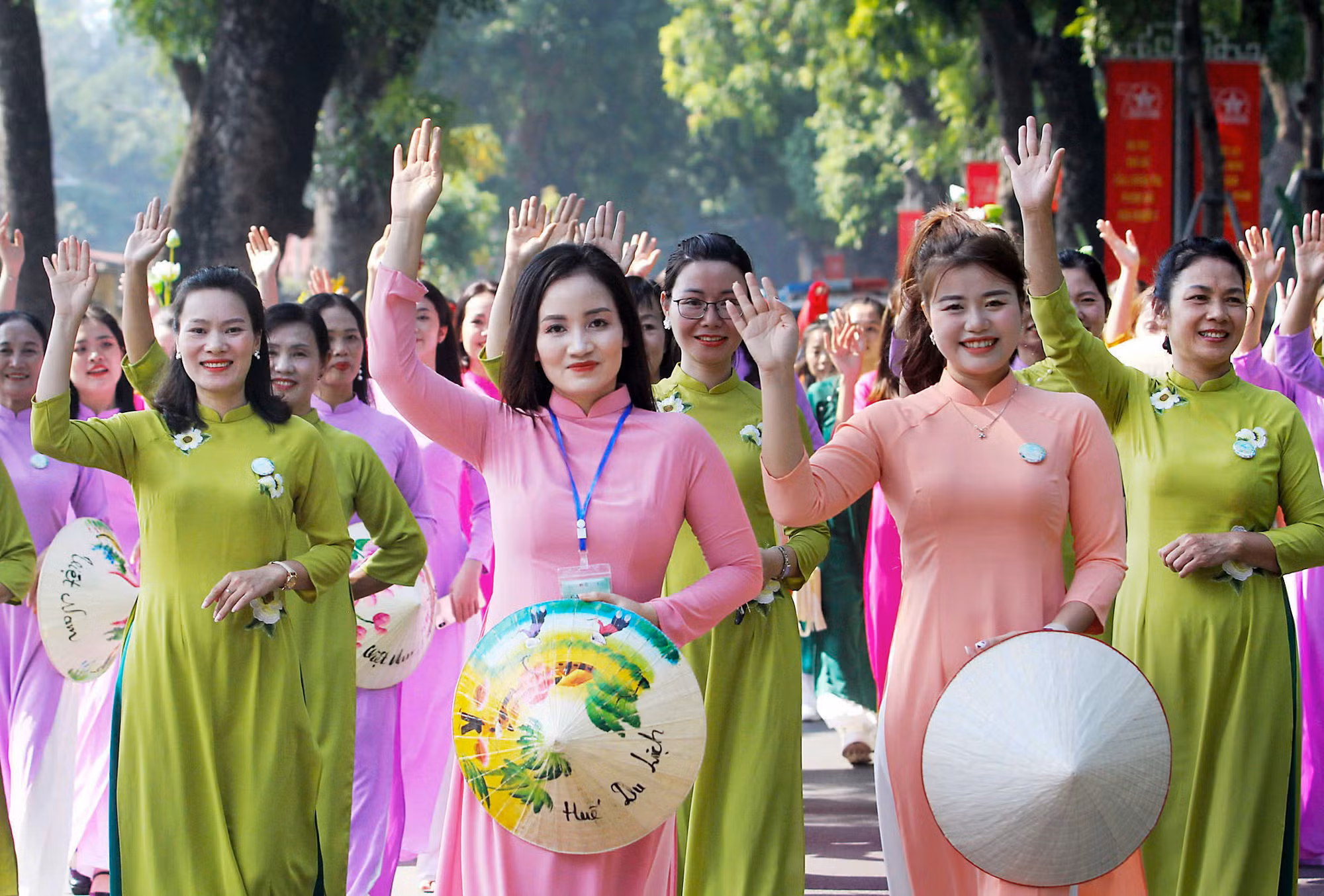 Phụ nữ Thủ đô hào hứng tham gia diễu hành với áo dài. Phụ nữ Thủ đô hào hứng tham gia diễu hành với áo dài.