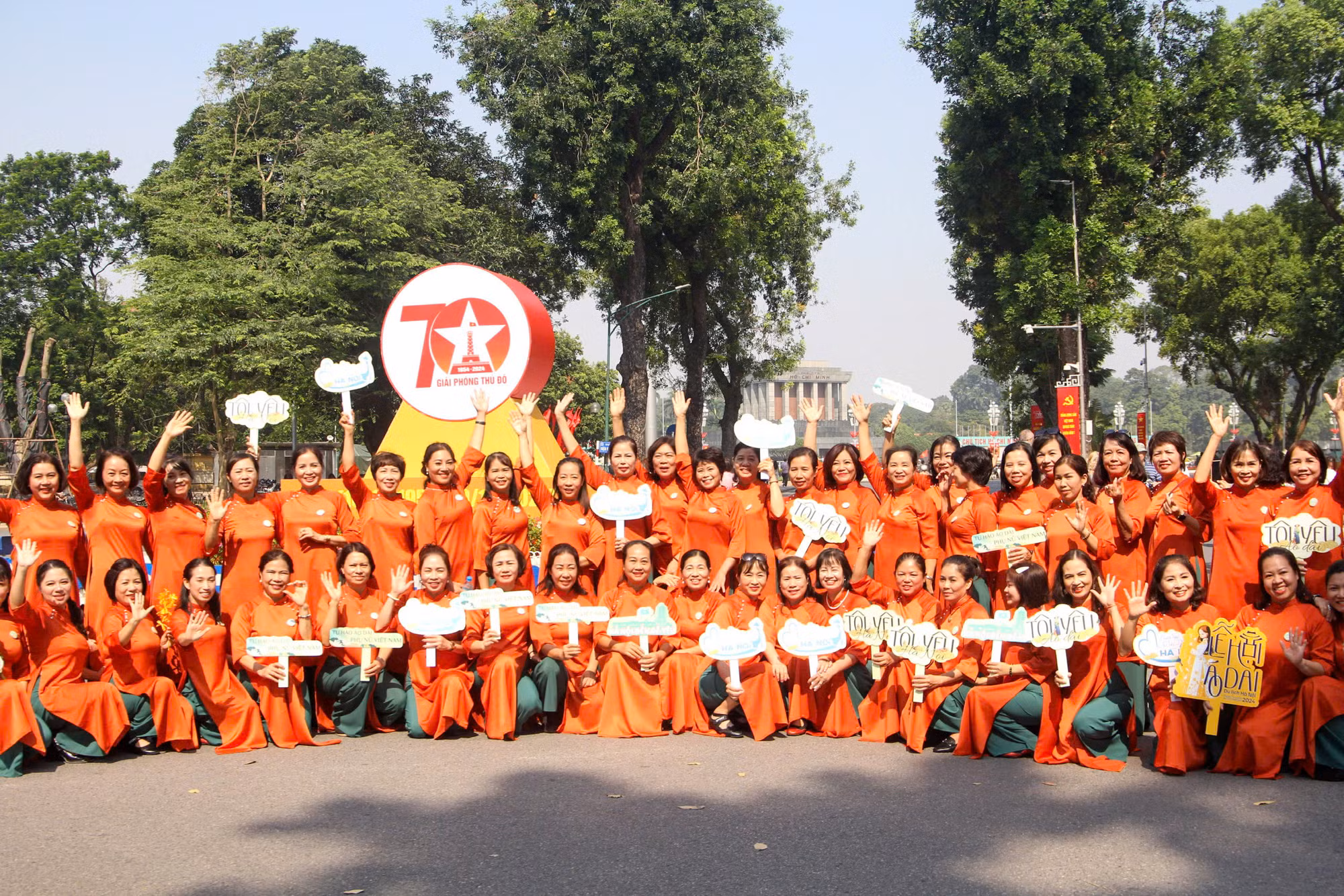 Carnaval Áo dài “Phụ nữ Thủ đô hội nhập và phát triển” năm 2024 là một trong những hoạt động thiết thực của Hội Liên hiệp phụ nữ chào mừng 70 năm Ngày Giải phóng Thủ đô (10/10/1954-10/10/2024). Carnaval Áo dài “Phụ nữ Thủ đô hội nhập và phát triển” năm 2024 là một trong những hoạt động thiết thực của Hội Liên hiệp phụ nữ chào mừng 70 năm Ngày Giải phóng Thủ đô (10/10/1954-10/10/2024).