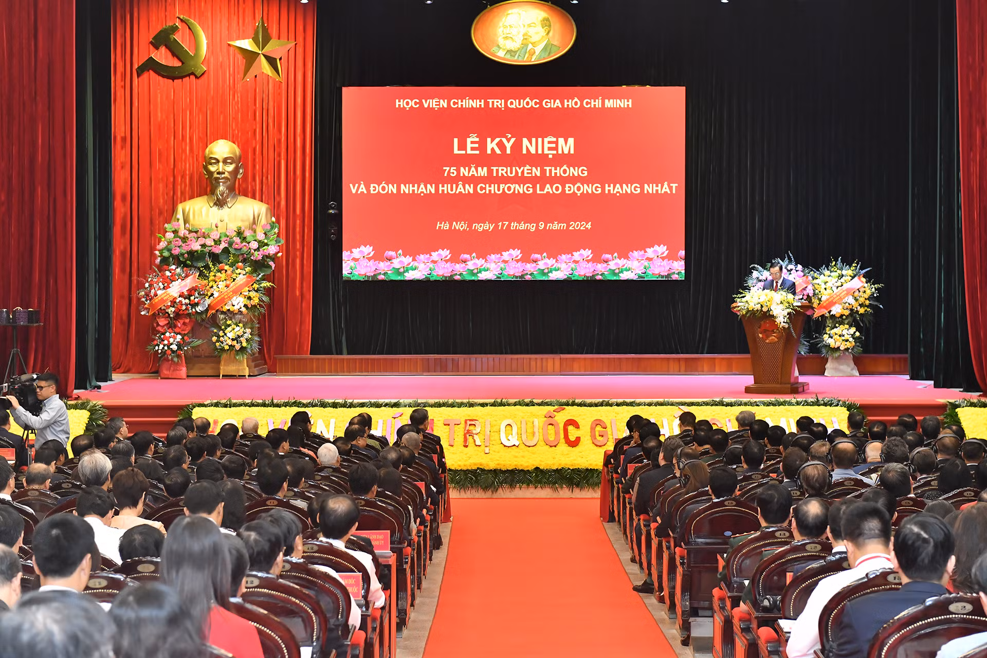 Toàn cảnh lễ kỷ niệm 75 năm truyền thống Học viện Chính trị quốc gia Hồ Chí Minh và đón nhận Huân chương Lao động hạng Nhất. Toàn cảnh lễ kỷ niệm 75 năm truyền thống Học viện Chính trị quốc gia Hồ Chí Minh và đón nhận Huân chương Lao động hạng Nhất.