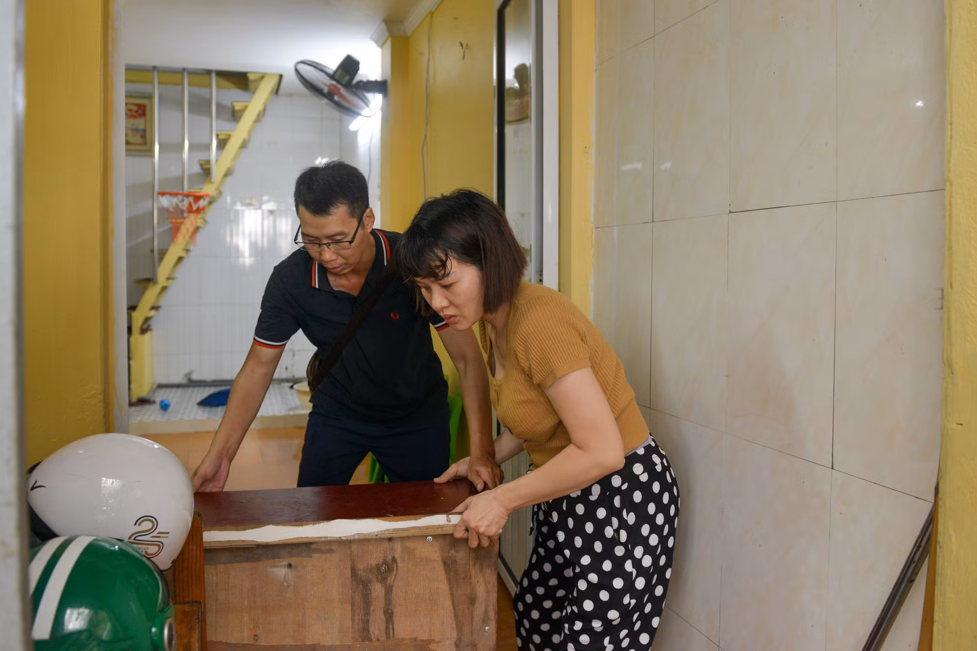 46 hộ dân thuộc 3 ngõ 661, 639, 695 đường Bạch Đằng (quận Hoàn Kiếm) khẩn trương thu dọn, kê cao đồ đạc, sẵn sàng di chuyển đến nơi an toàn đề phòng nước sông Hồng dâng cao.
