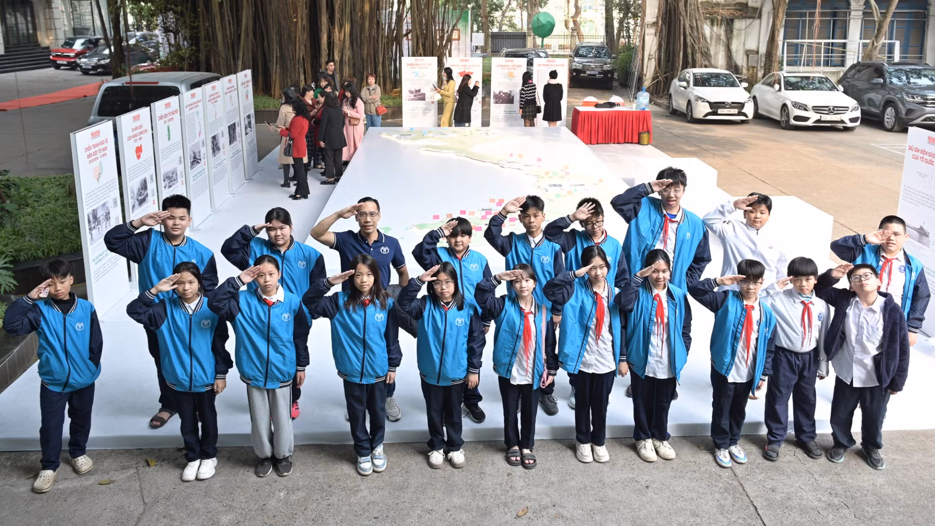 Giáo viên cùng học sinh trường Trung học cơ sở Nguyễn Công Trứ ( Hà Nội) đến tham quan và tìm hiểu lịch sử Quân đội nhân dân Việt Nam tại triển lãm.