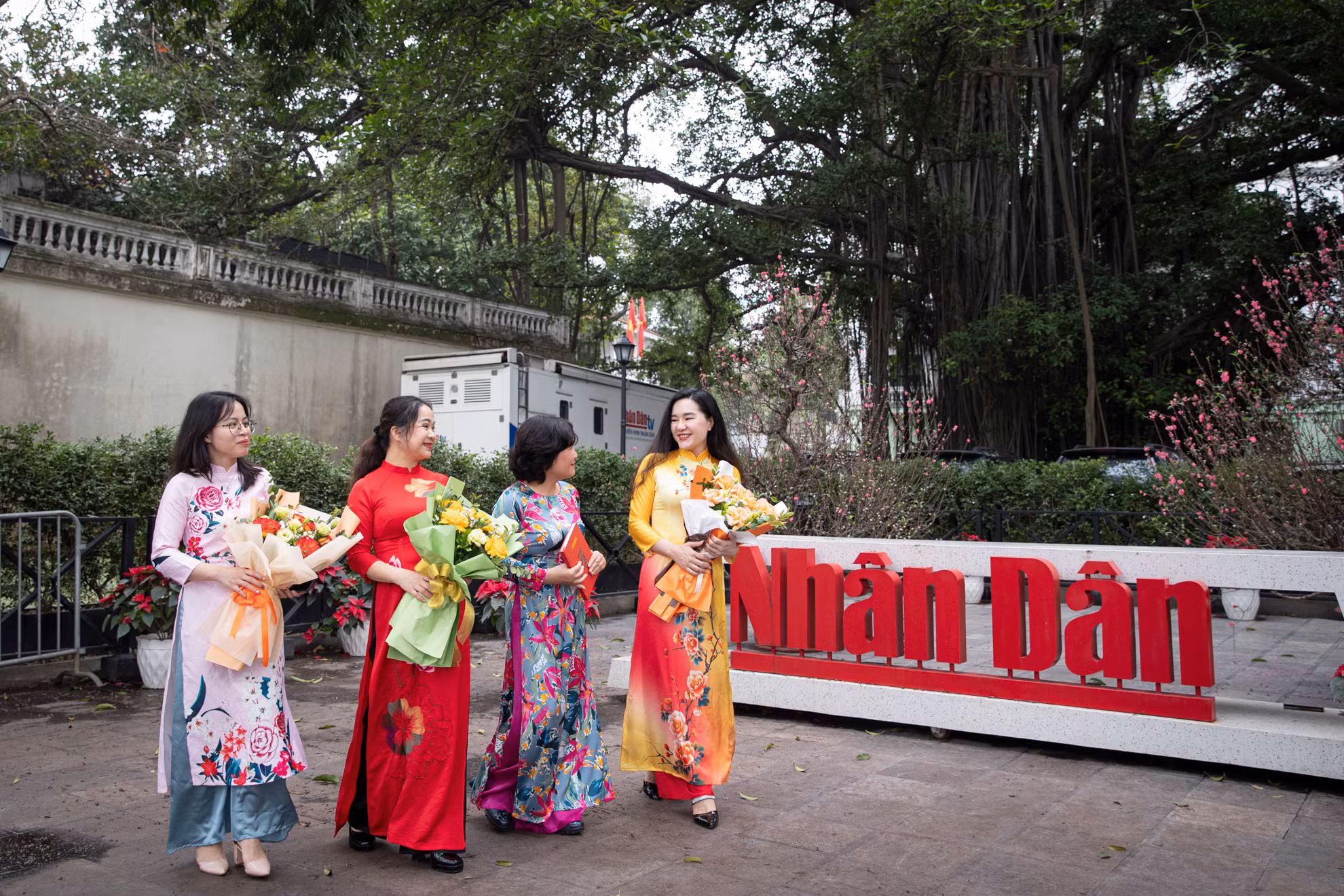 Trong tuần đầu tháng 3, tại Trụ sở Báo Nhân Dân, nữ cán bộ, phóng viên duyên dáng trong những tà áo dài rực rỡ.