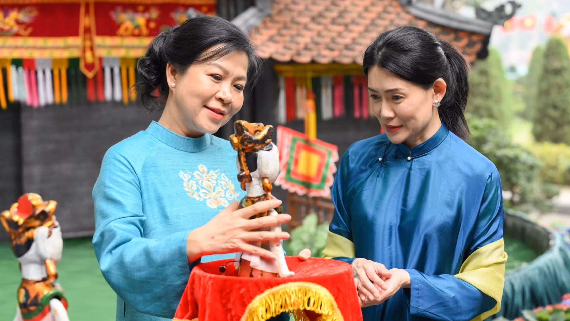 Phu nhân Tổng Bí thư Tô Lâm tặng Phu nhân Thủ tướng Singapore hai con rối hình cô tiên.