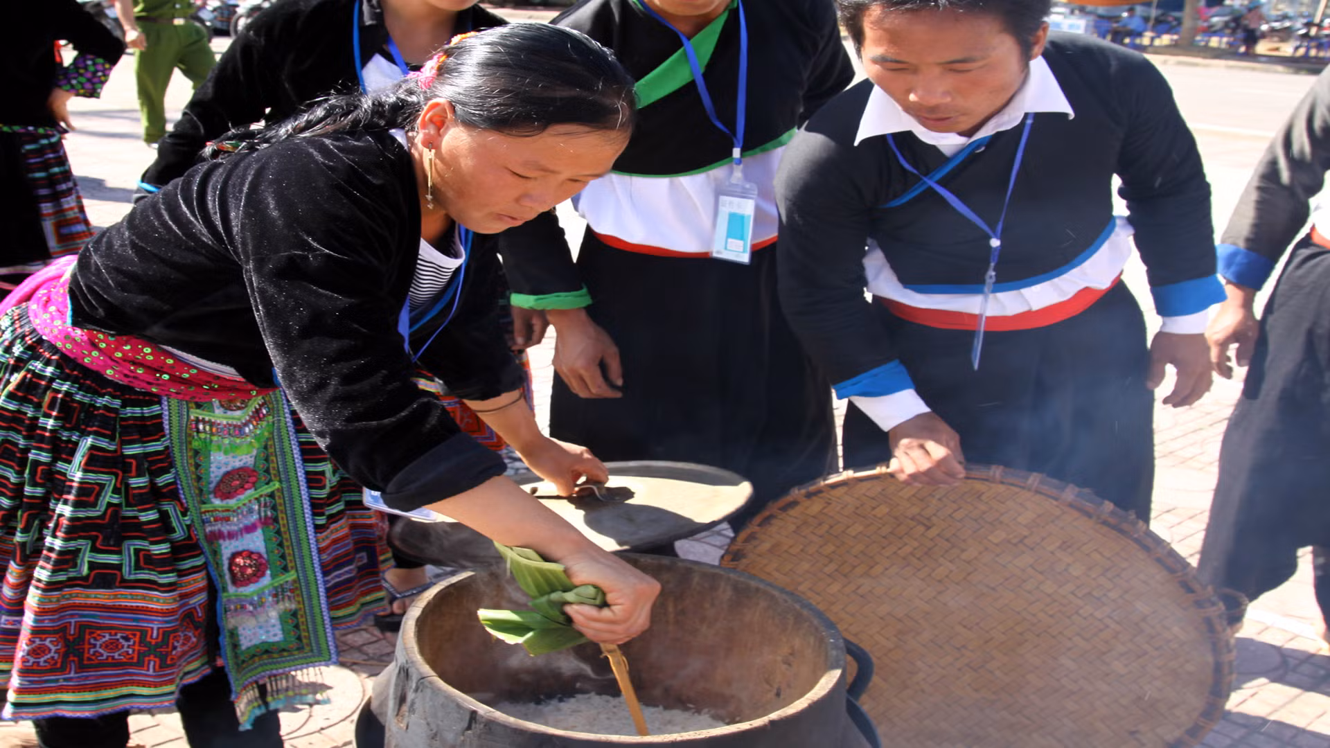 Quá trình đồ liên tục phải kiểm tra độ chín của xôi, điều này quyết định một phần đến độ ngon, dẻo của bánh dày.