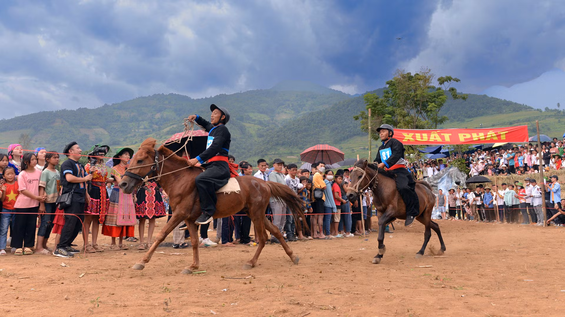 Vận động viên là những nông dân H'Mông. Vận động viên là những nông dân H'Mông.