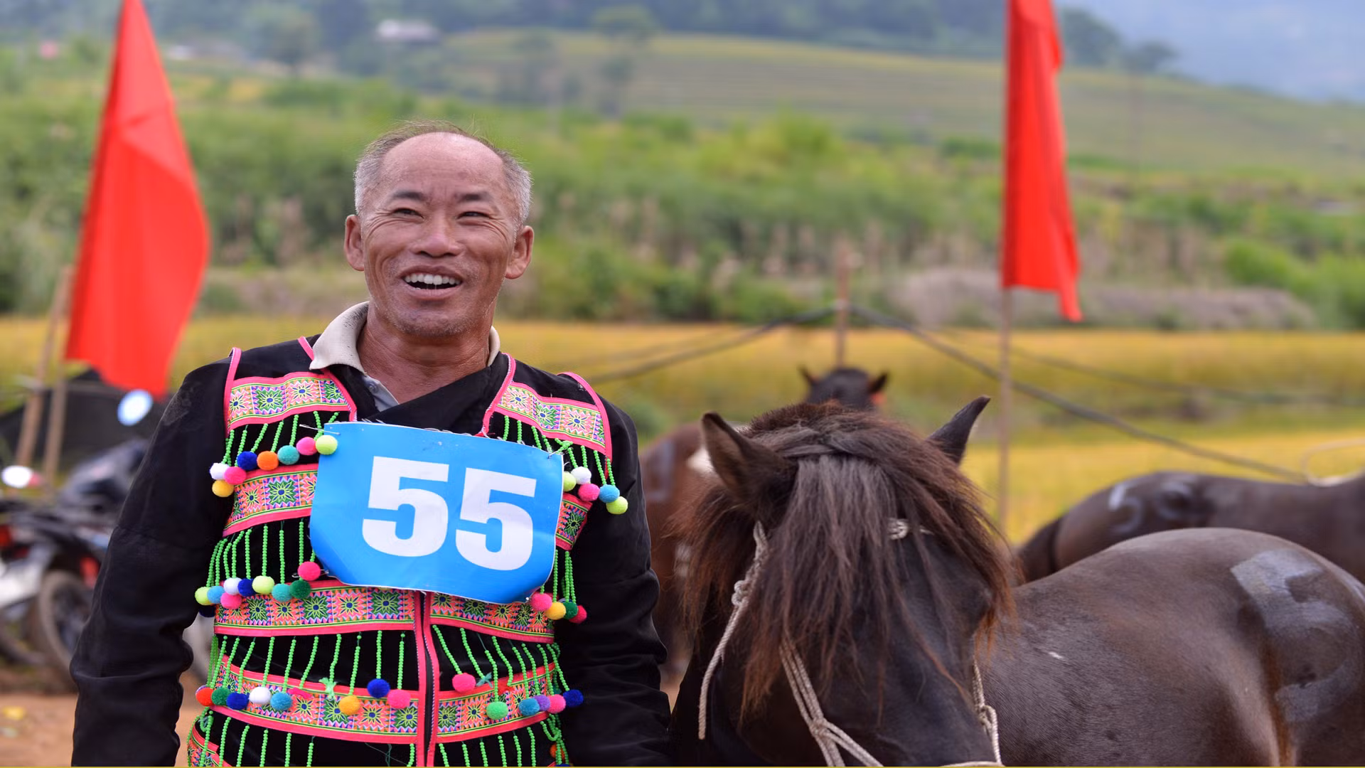 Vàng A Giao - vận động viên lớn tuổi nhất (hơn 50 tuổi) trong số 14 vận động viên nông dân tham gia giải đua lần này. Vàng A Giao - vận động viên lớn tuổi nhất (hơn 50 tuổi) trong số 14 vận động viên nông dân tham gia giải đua lần này.