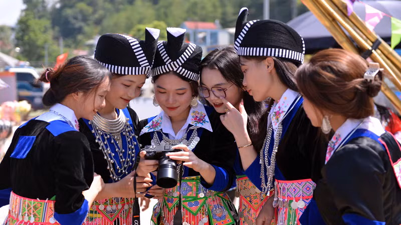 Những cô gái trẻ trong những bộ váy áo xúng xính lại có niềm đam mê lưu giữ thanh xuân. Những cô gái trẻ trong những bộ váy áo xúng xính lại có niềm đam mê lưu giữ thanh xuân.