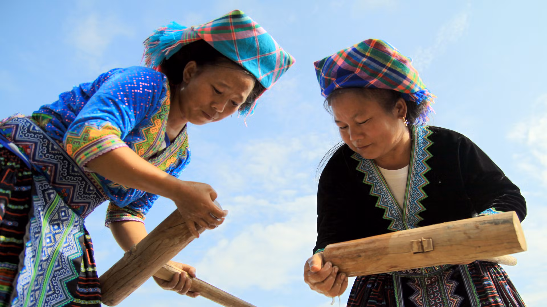 Trong lúc chờ xôi chín bà con sẽ chuẩn bị các vật dụng để giã bánh.