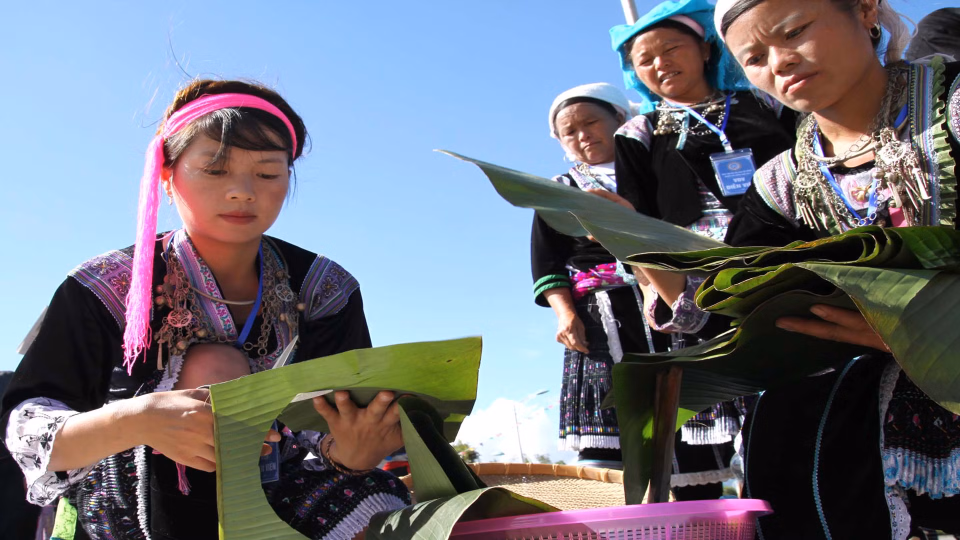 Và chuẩn bị lá chuối để gói bánh.