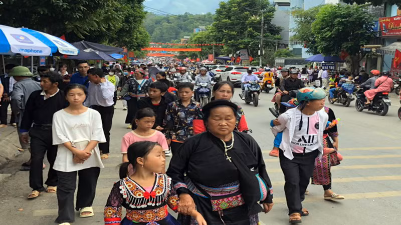 Đông đảo người dân, du khách dồn về trung tâm huyện vui Tết Độc lập. Đông đảo người dân, du khách dồn về trung tâm huyện vui Tết Độc lập.