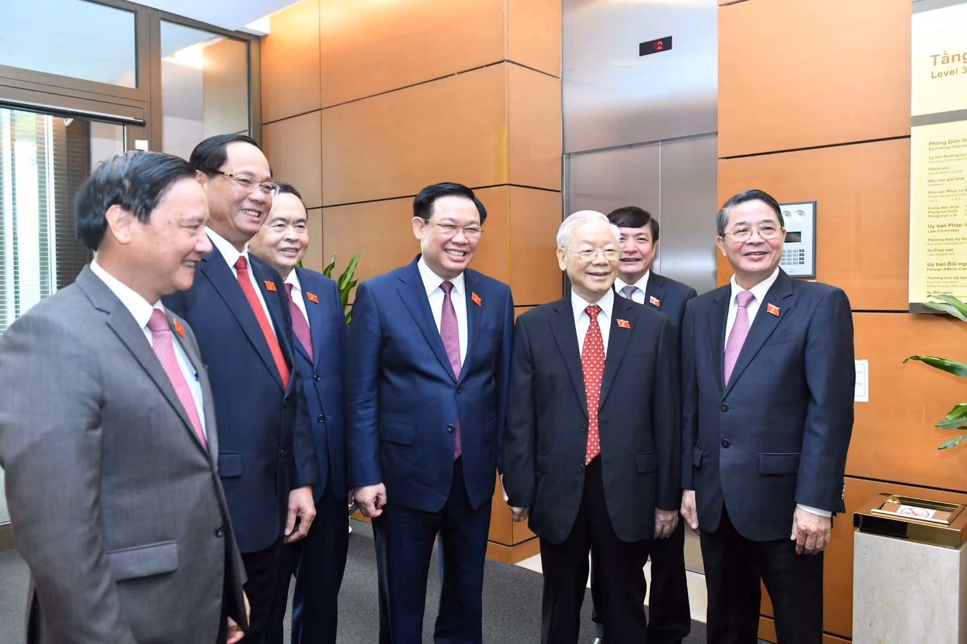 Tổng Bí thư Nguyễn Phú Trọng, Chủ tịch Quốc hội Vương Đình Huệ cùng các đồng chí Phó Chủ tịch Quốc hội và lãnh đạo Quốc hội tại Lễ bế mạc Kỳ họp thứ 6, Quốc hội khóa XV. Tổng Bí thư Nguyễn Phú Trọng, Chủ tịch Quốc hội Vương Đình Huệ cùng các đồng chí Phó Chủ tịch Quốc hội và lãnh đạo Quốc hội tại Lễ bế mạc Kỳ họp thứ 6, Quốc hội khóa XV.